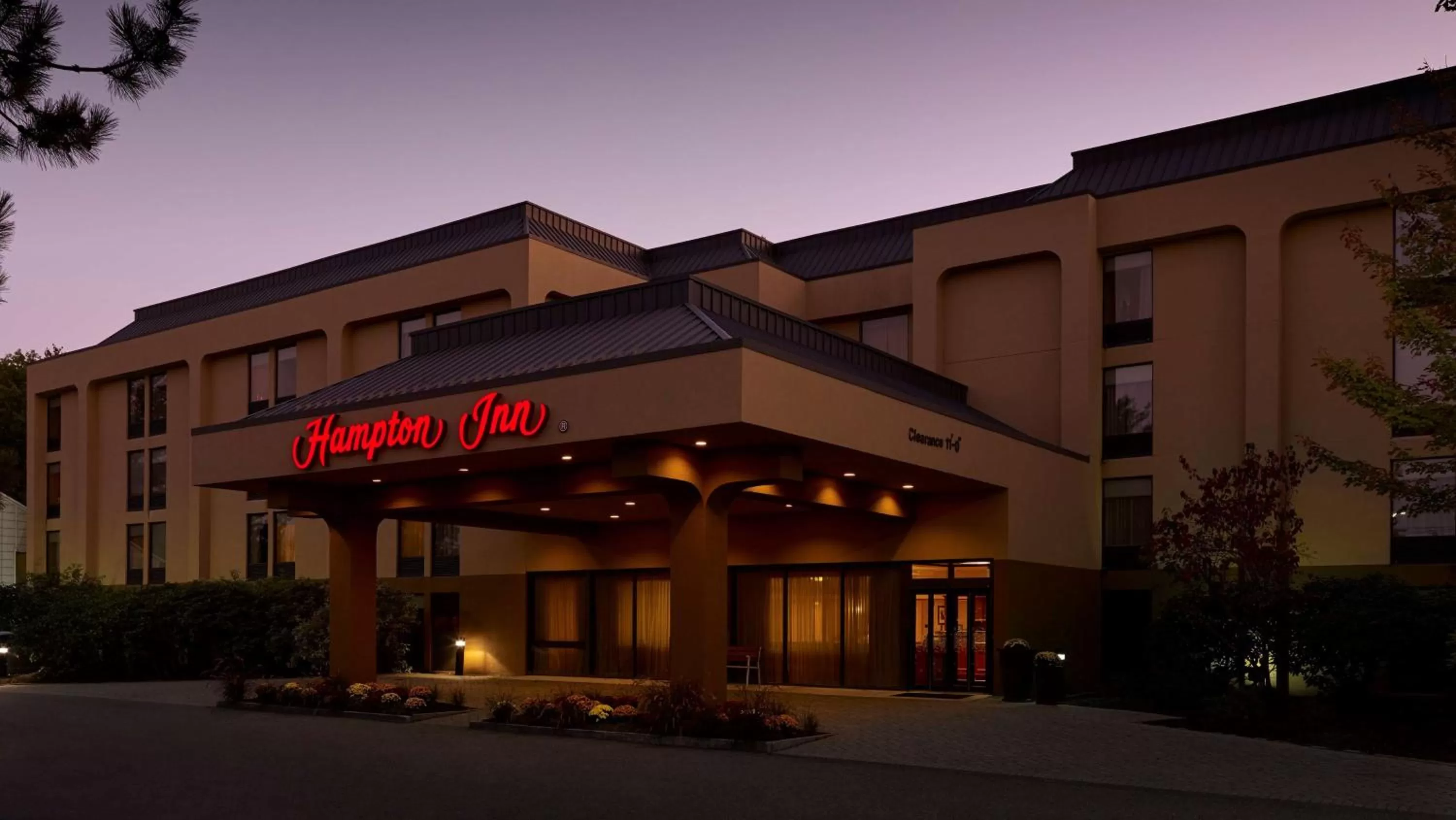 Property building in Hampton Inn Portland-Airport