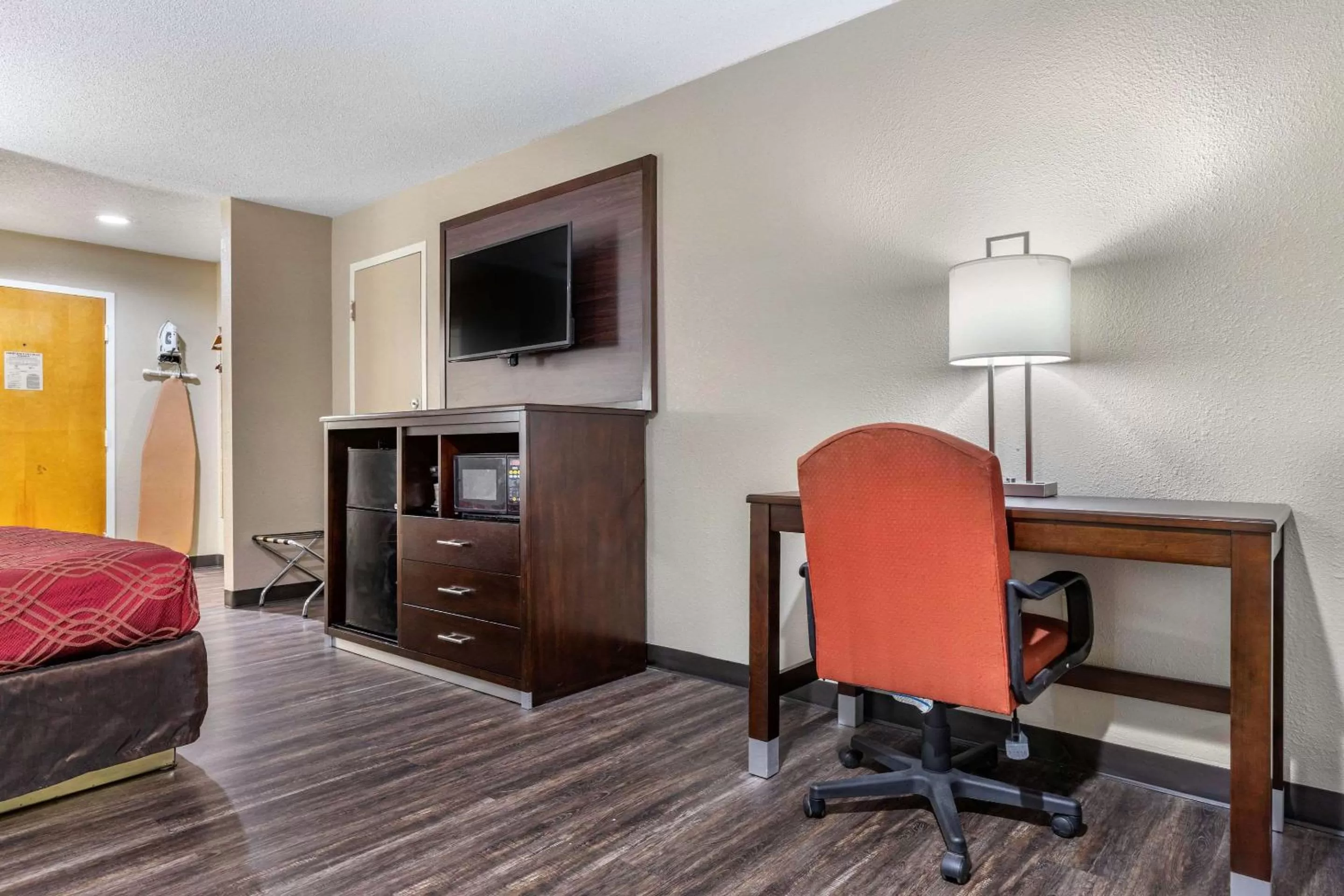 Photo of the whole room, Bed in Econo Lodge Florence - Darlington