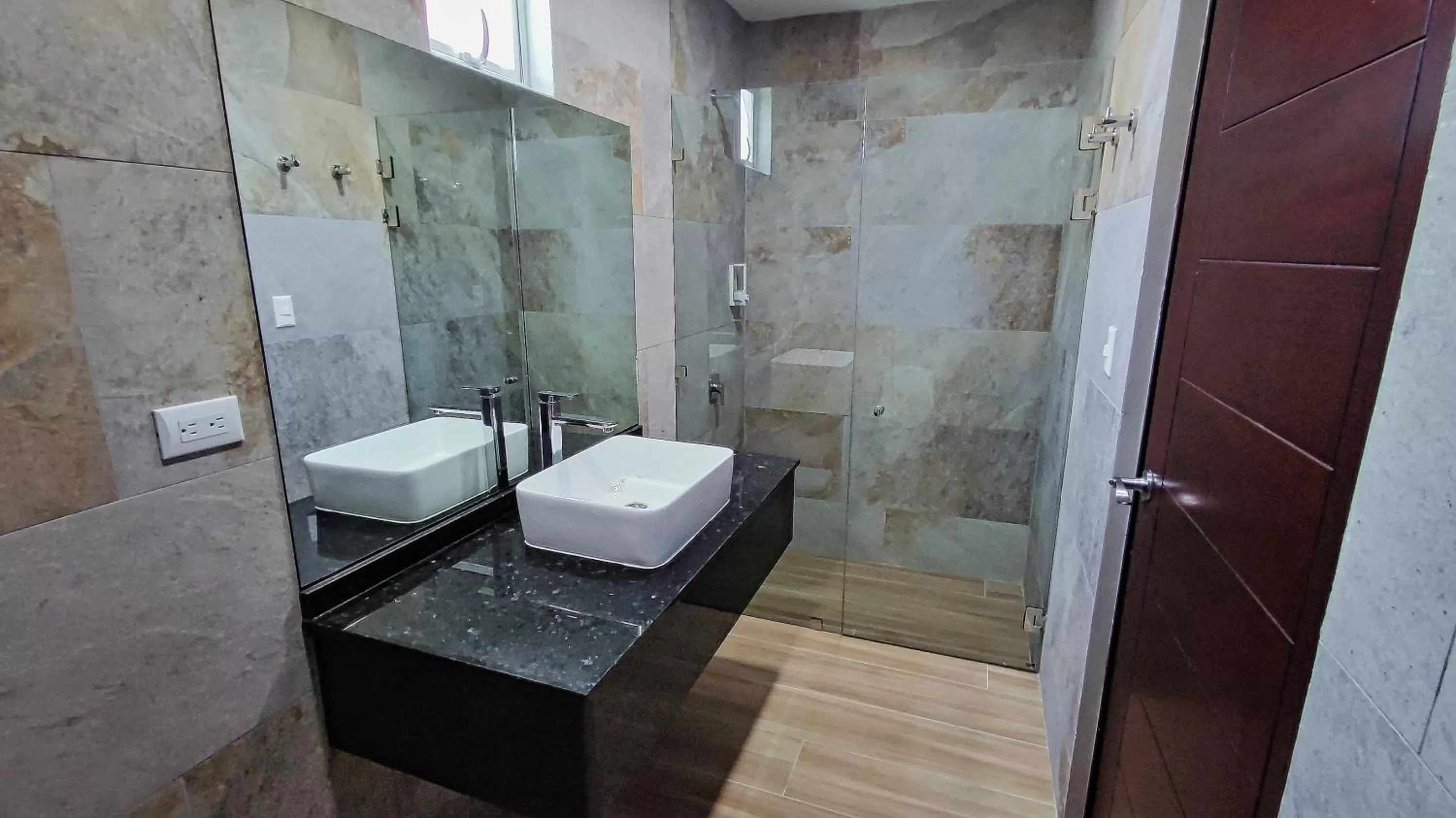 Shower in Hotel Cayuga