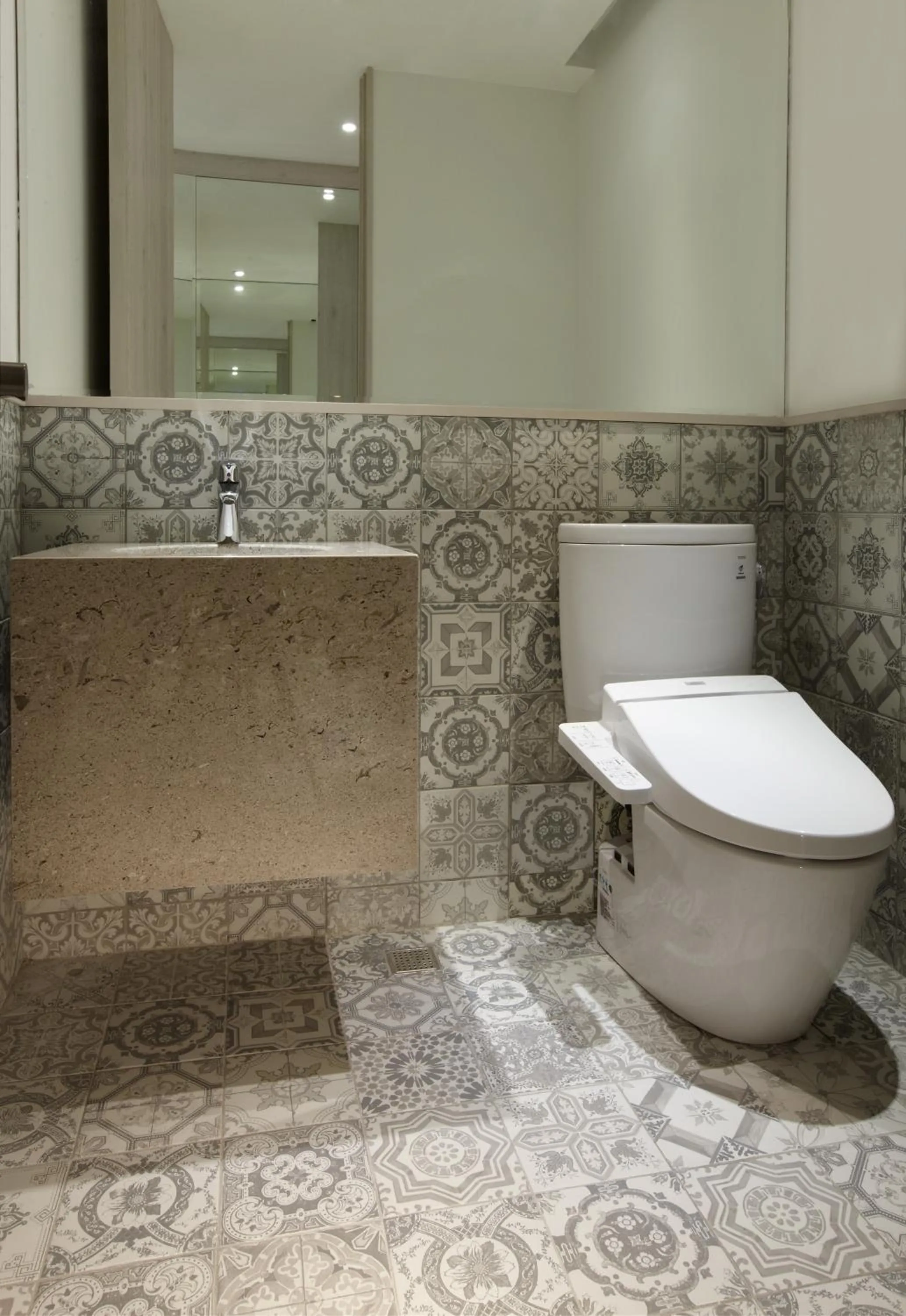 Toilet in Discovery Hotel