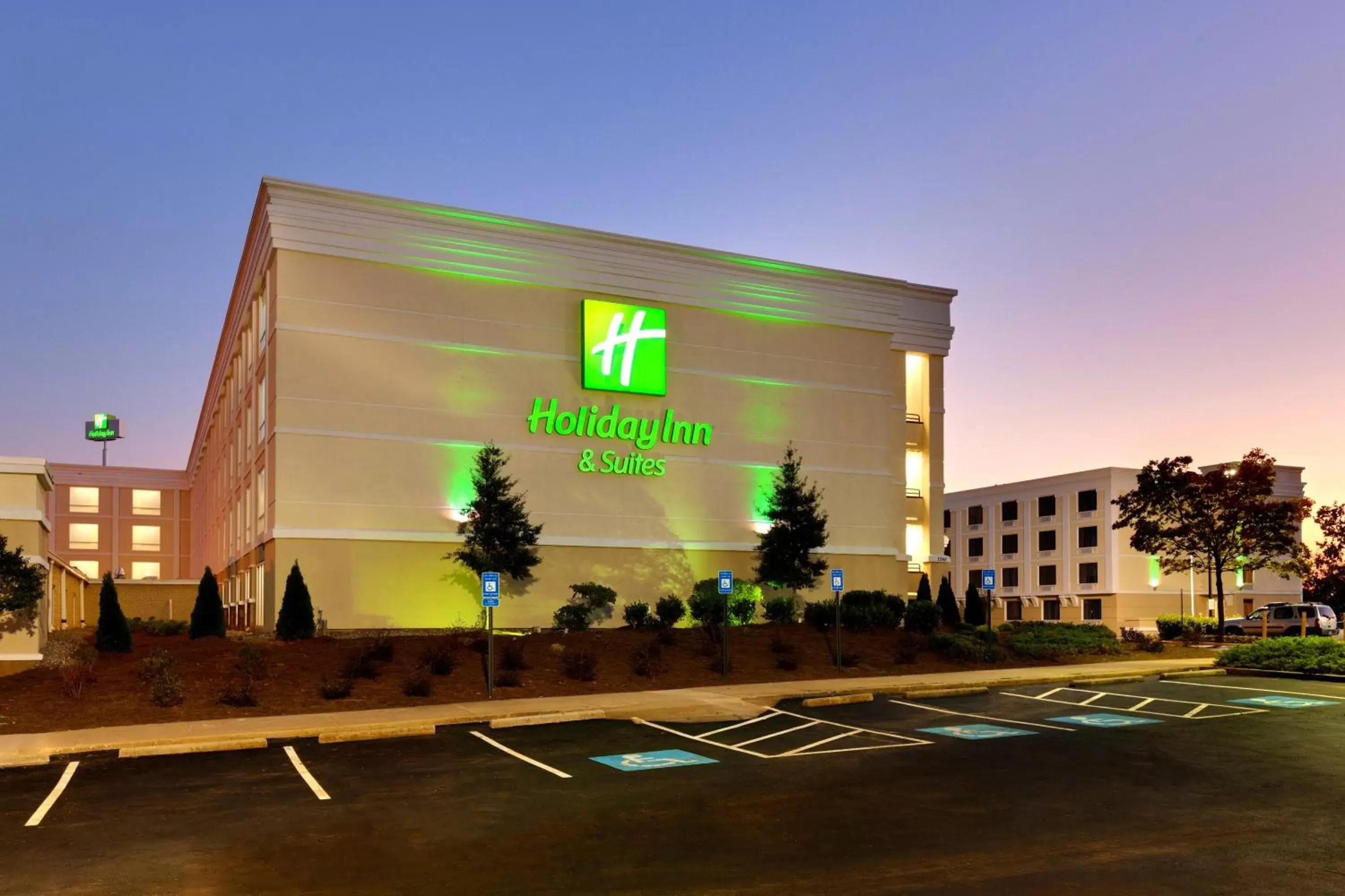 Holiday Inn & Suites Atlanta Airport North by IHG Holiday Inn & Suites Atlanta Airport North by IHG