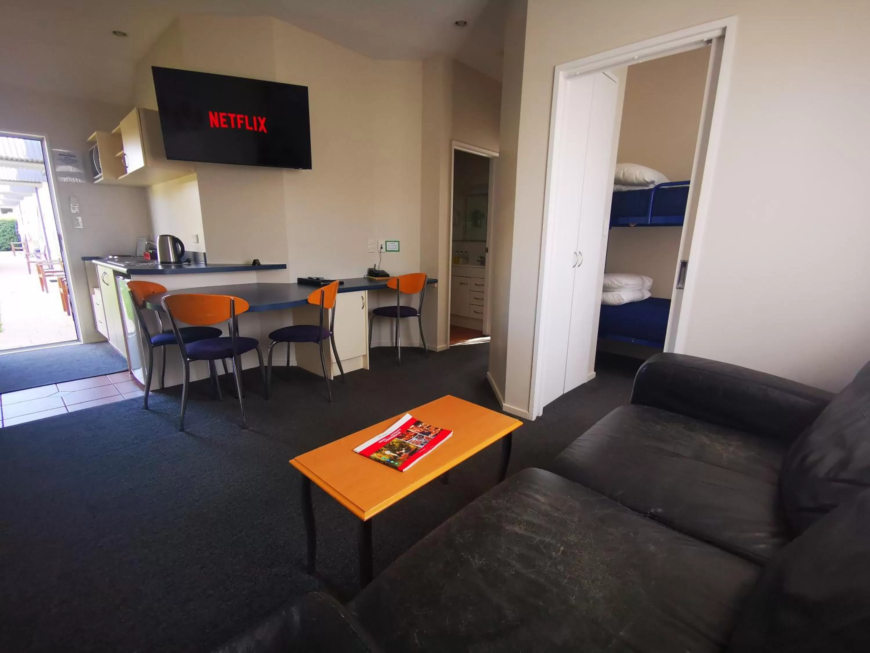 Living room in Airport Birches Motel