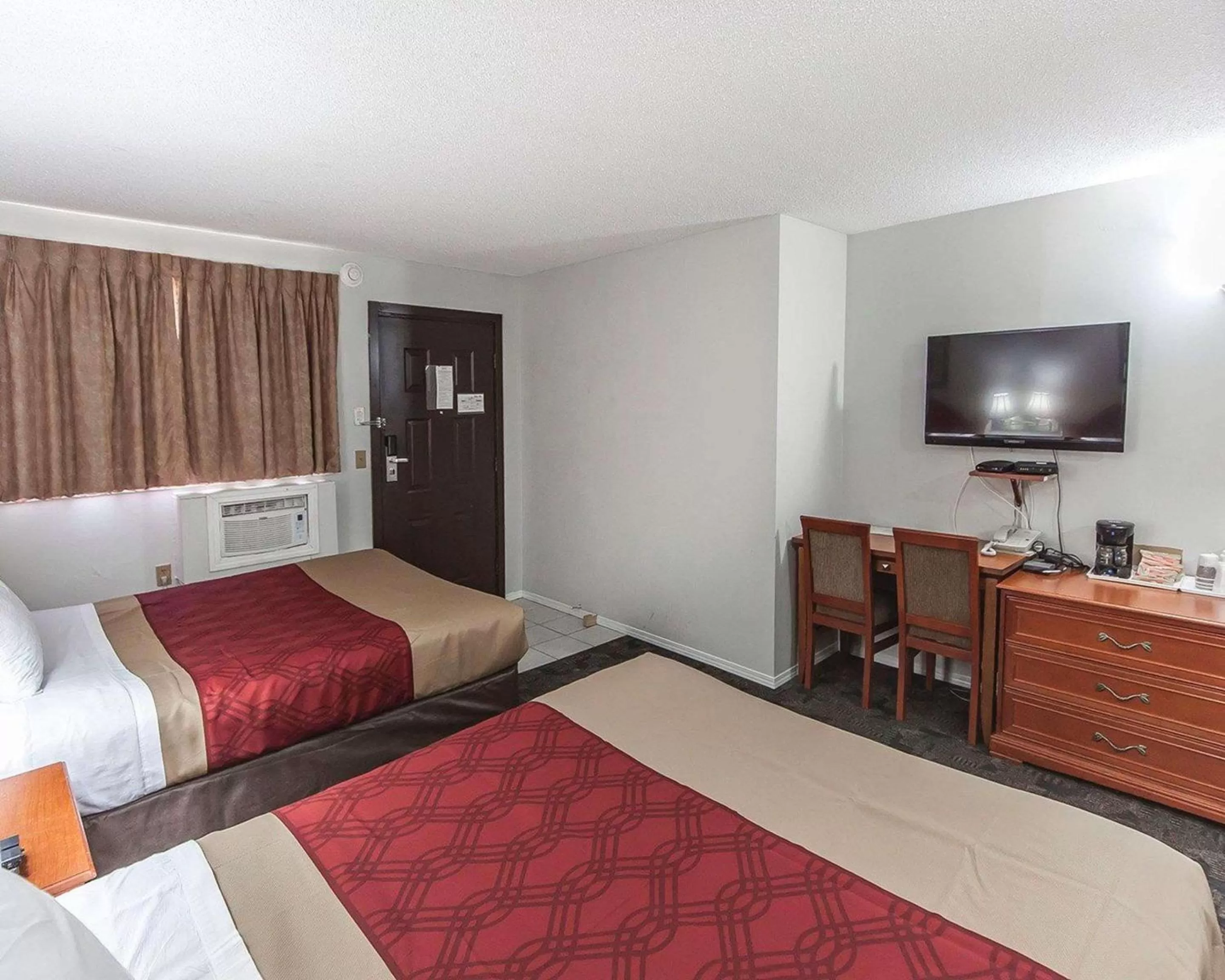 Photo of the whole room, Bed in Econo Lodge Inn & Suites Drumheller