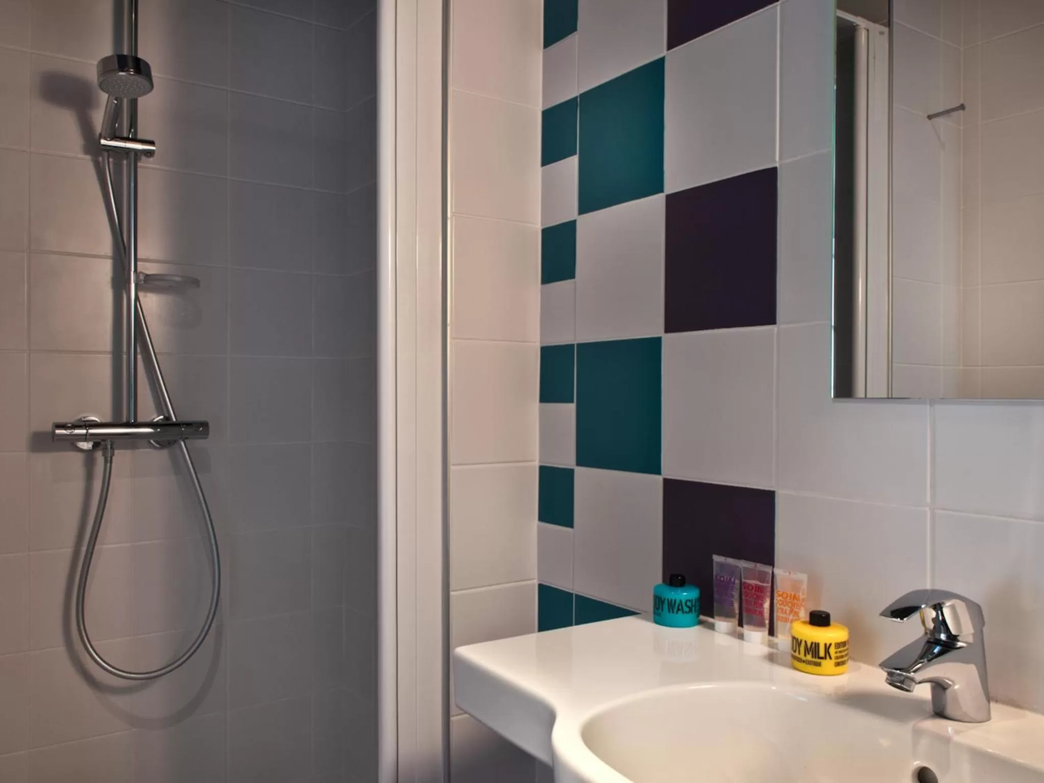 Bathroom in Hôtel des Métallos