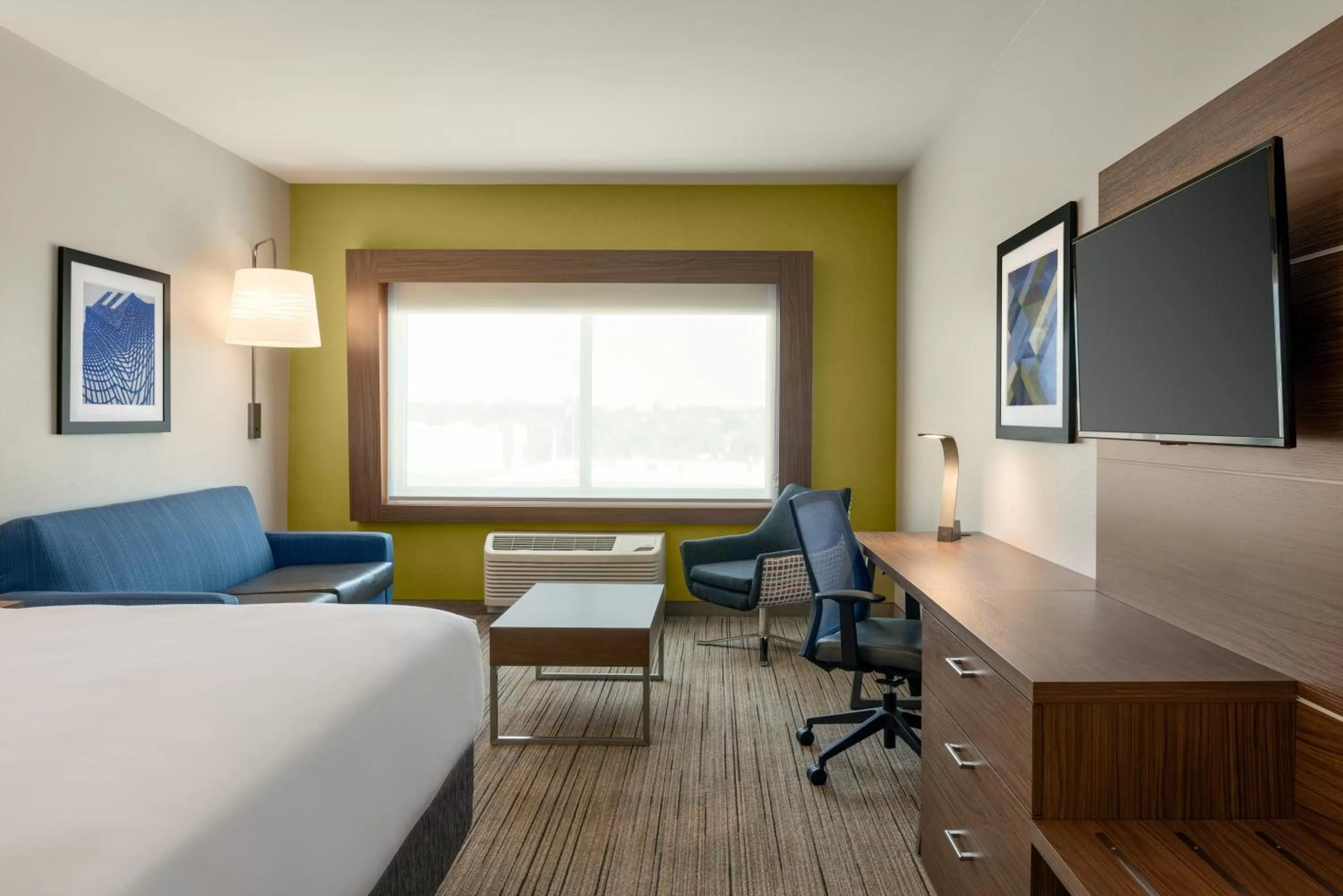 Photo of the whole room, Bed in Holiday Inn Express & Suites - West Des Moines - Jordan Creek by IHG