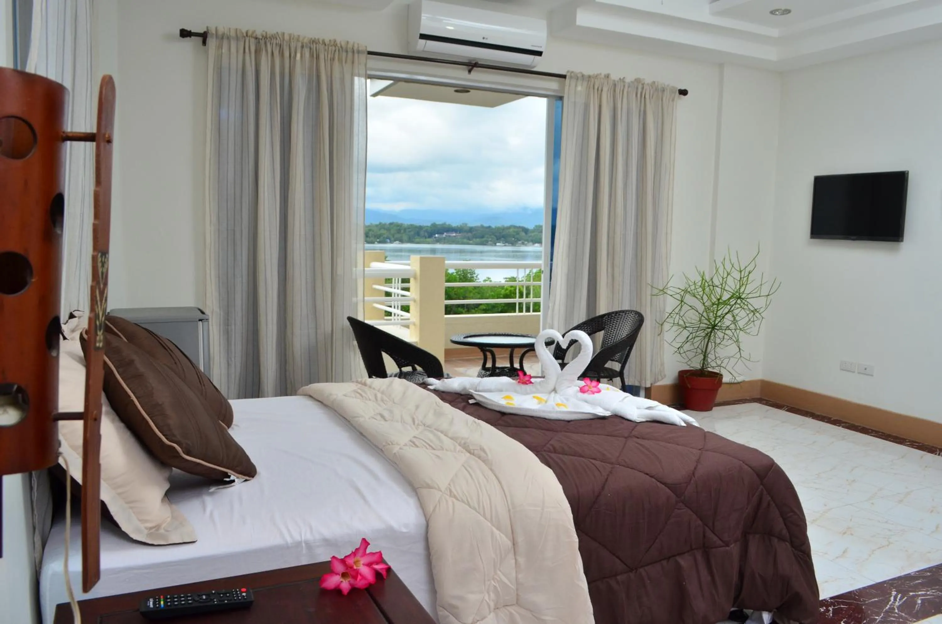 Villa de Sierra Vista Bay and Mountain View Inn