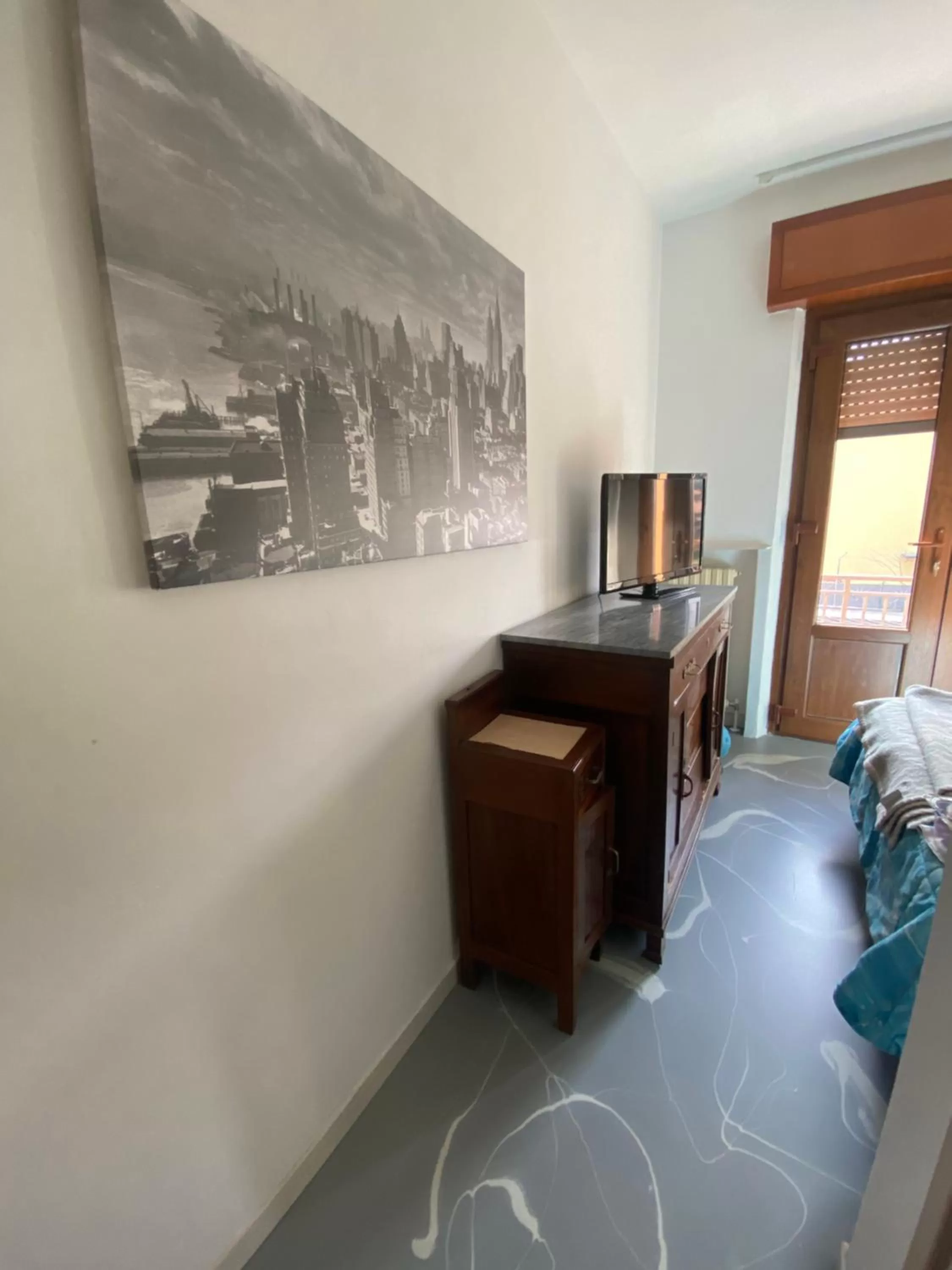 TV/Entertainment Center in Macloud pub B&B