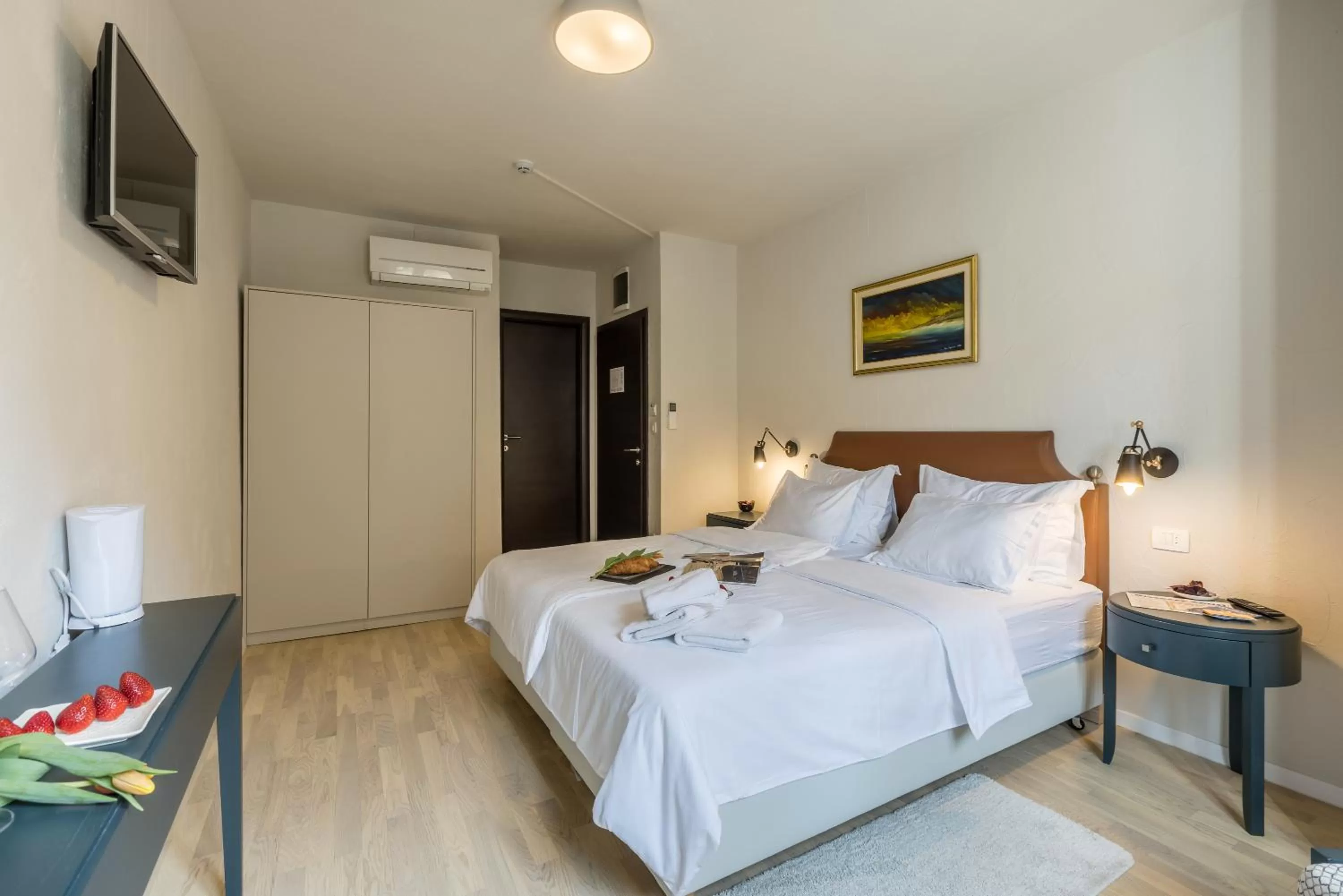 Bed in Leonis Restaurant & Rooms