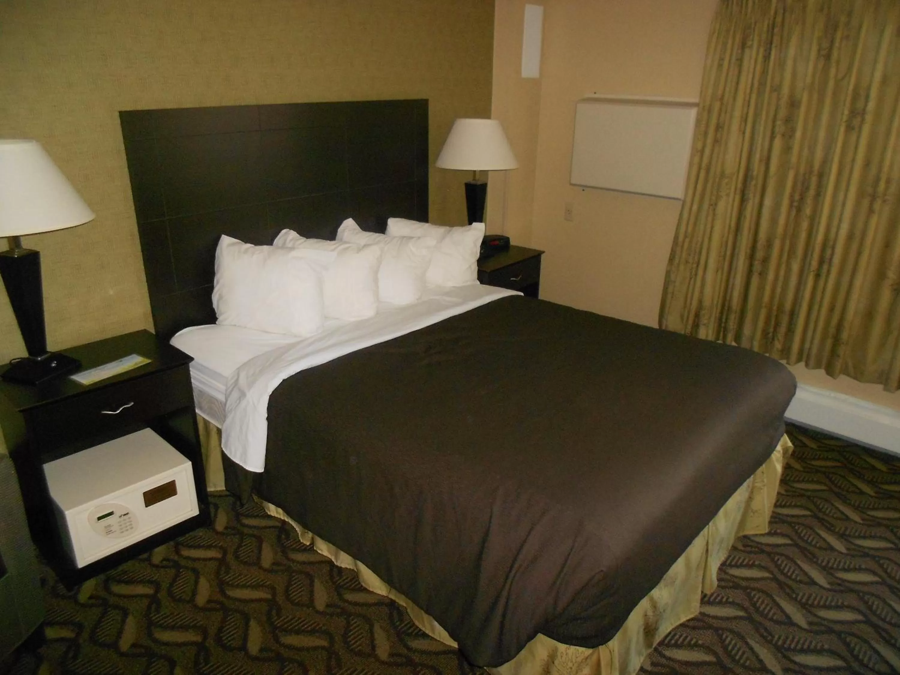 Economy Queen Room - Non-Smoking in Days Inn by Wyndham Bismarck