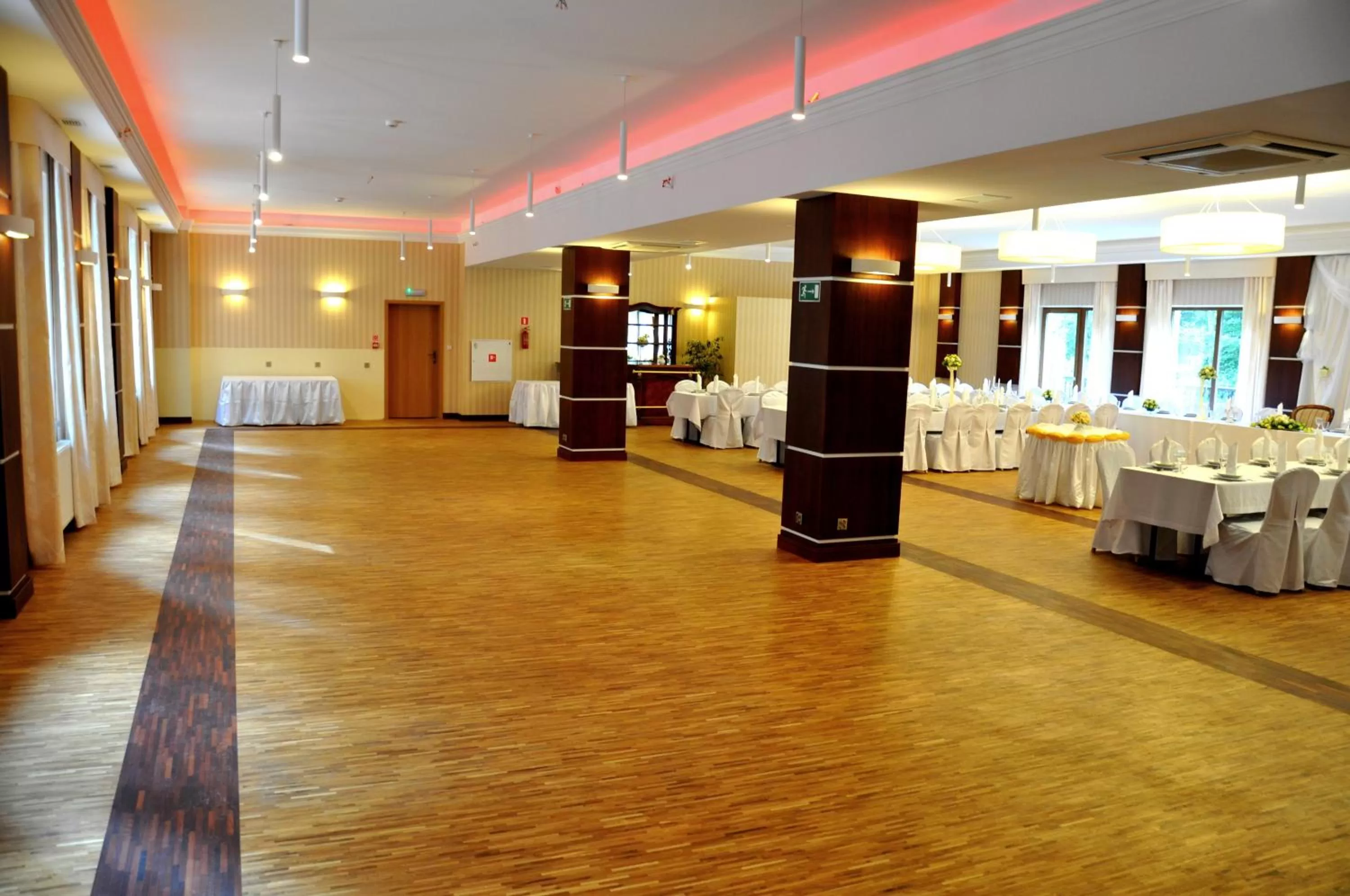 Restaurant/places to eat in Hotel Mir-Jan SPA