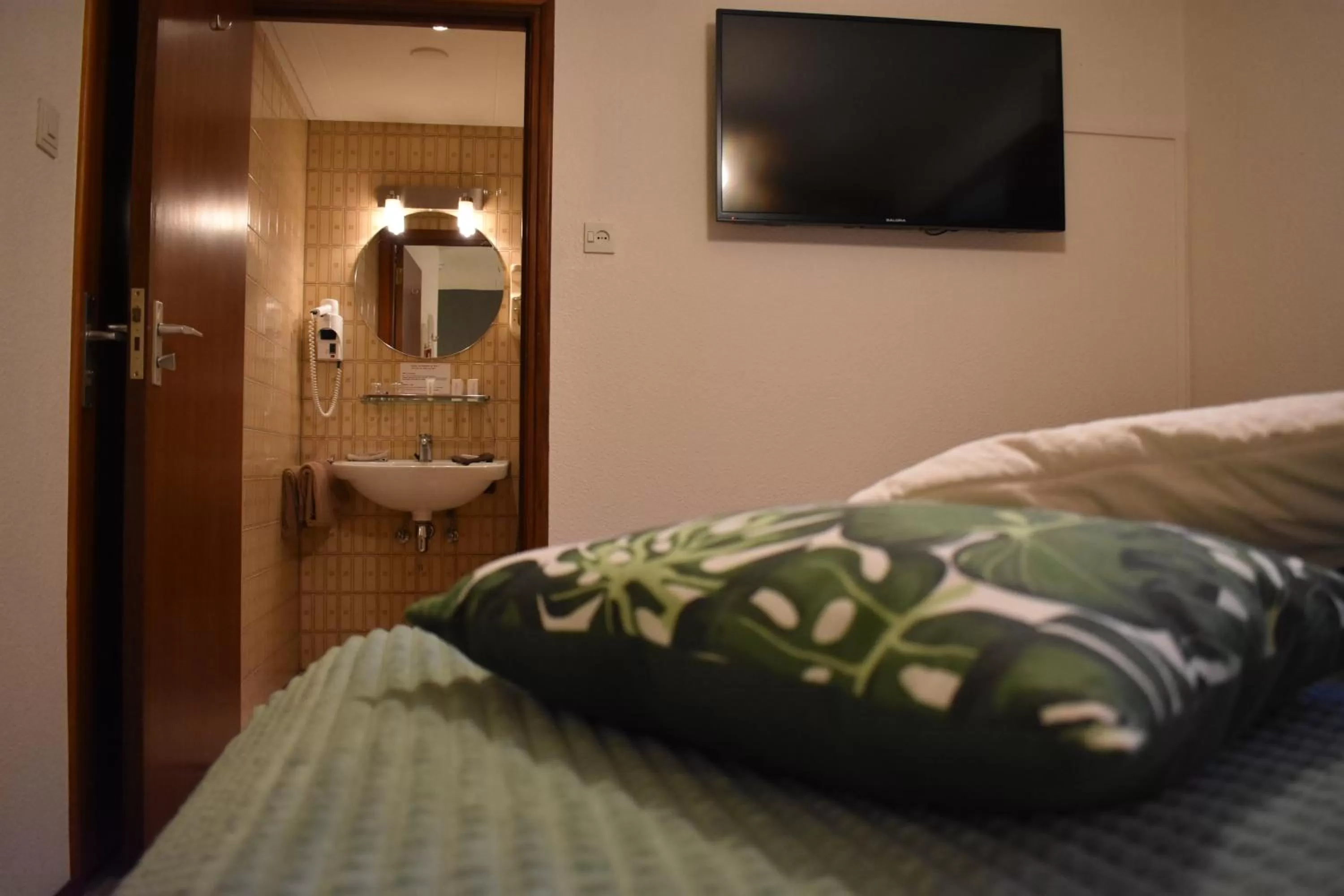 Bathroom, Bed in Hotel Atlanta