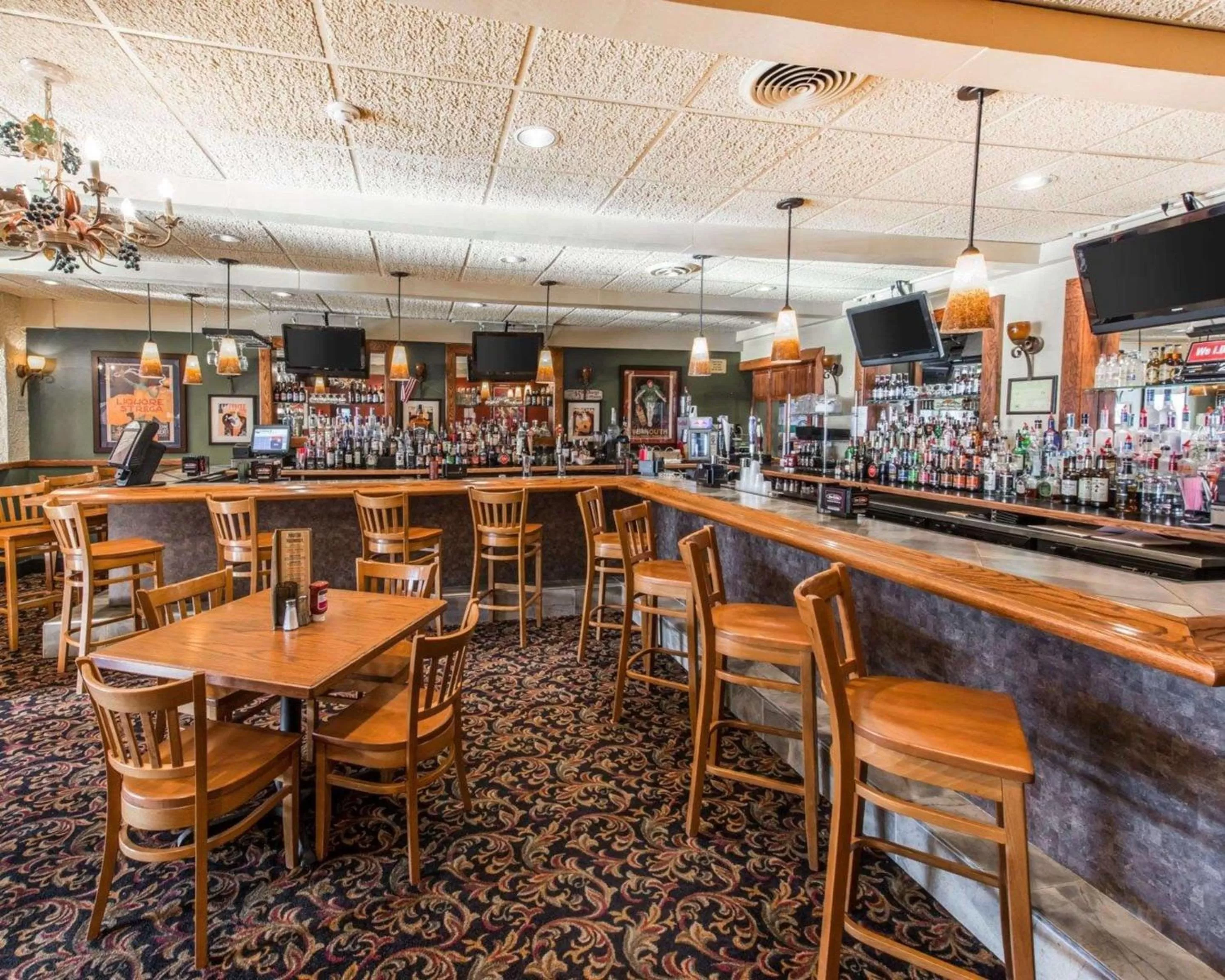 Lounge or bar in Quality Inn & Suites Erie near Casino