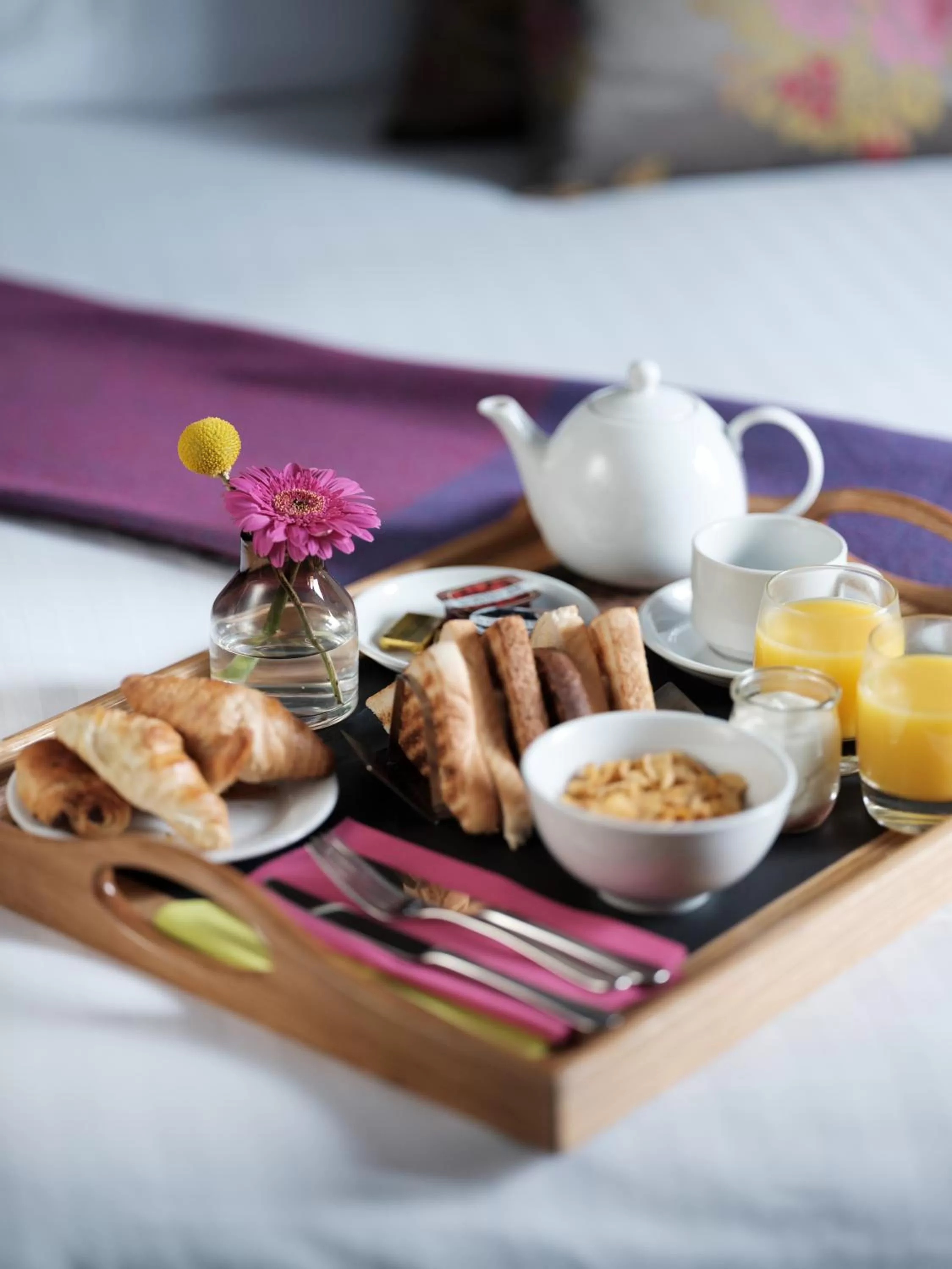 Continental breakfast, Bed in Signature Townhouse London Hyde Park