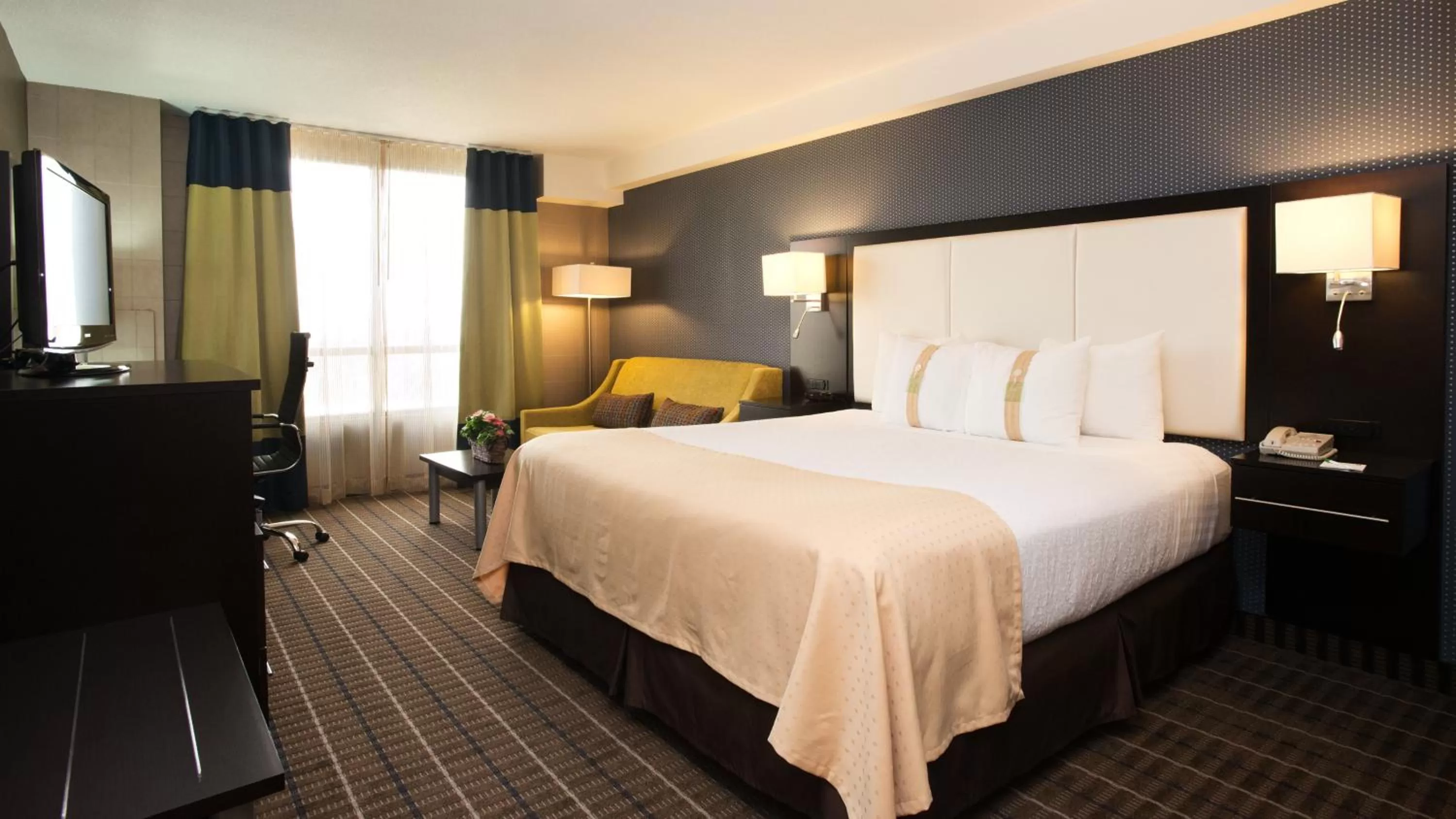 Queen Room - Disability Access/Non-Smoking in Holiday Inn & Suites Mississauga West - Meadowvale by IHG