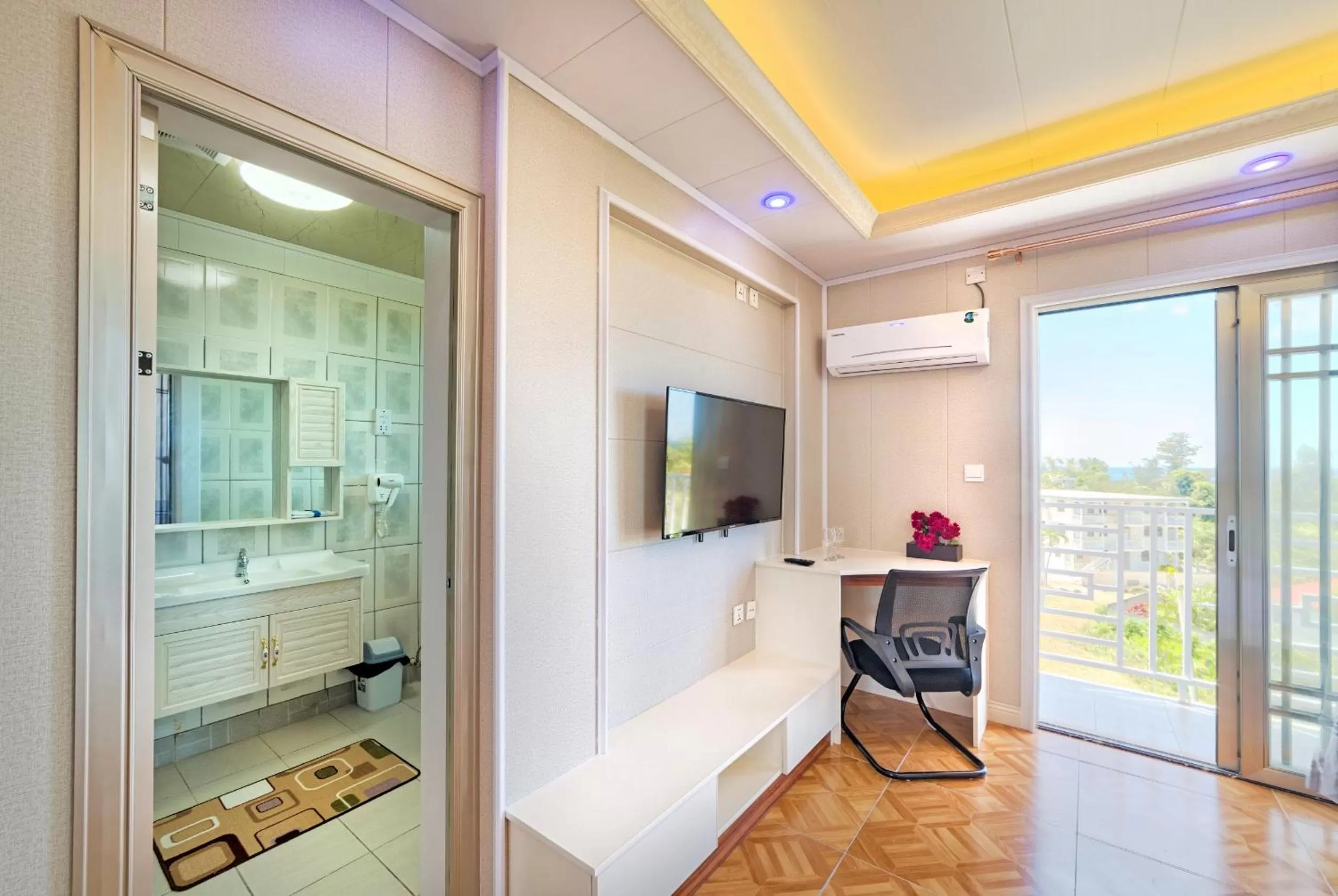 Facade/entrance in Riverside Hotel