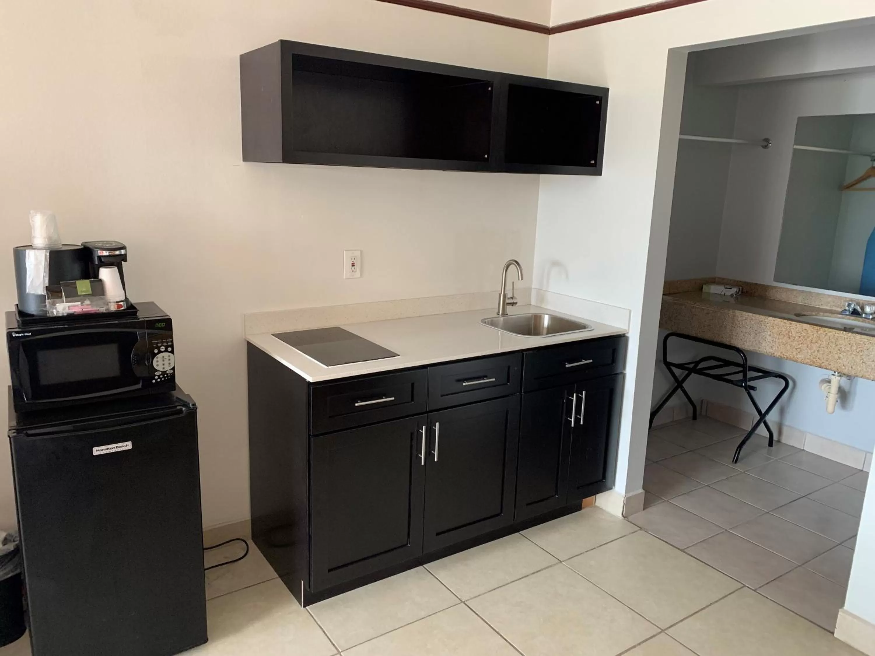 Deluxe Inn and Suites