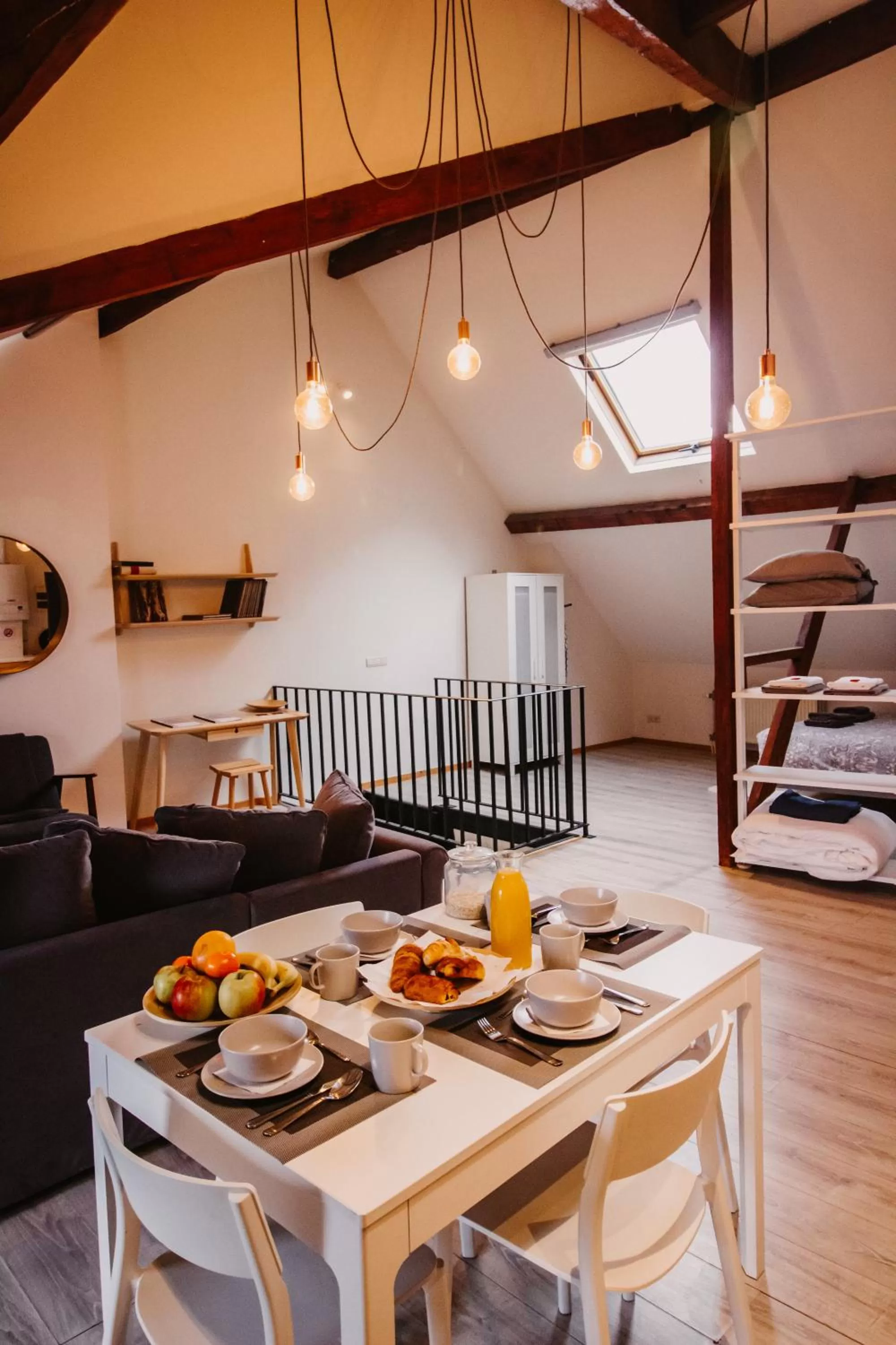 Dining area, Bed in Super central in Brussels