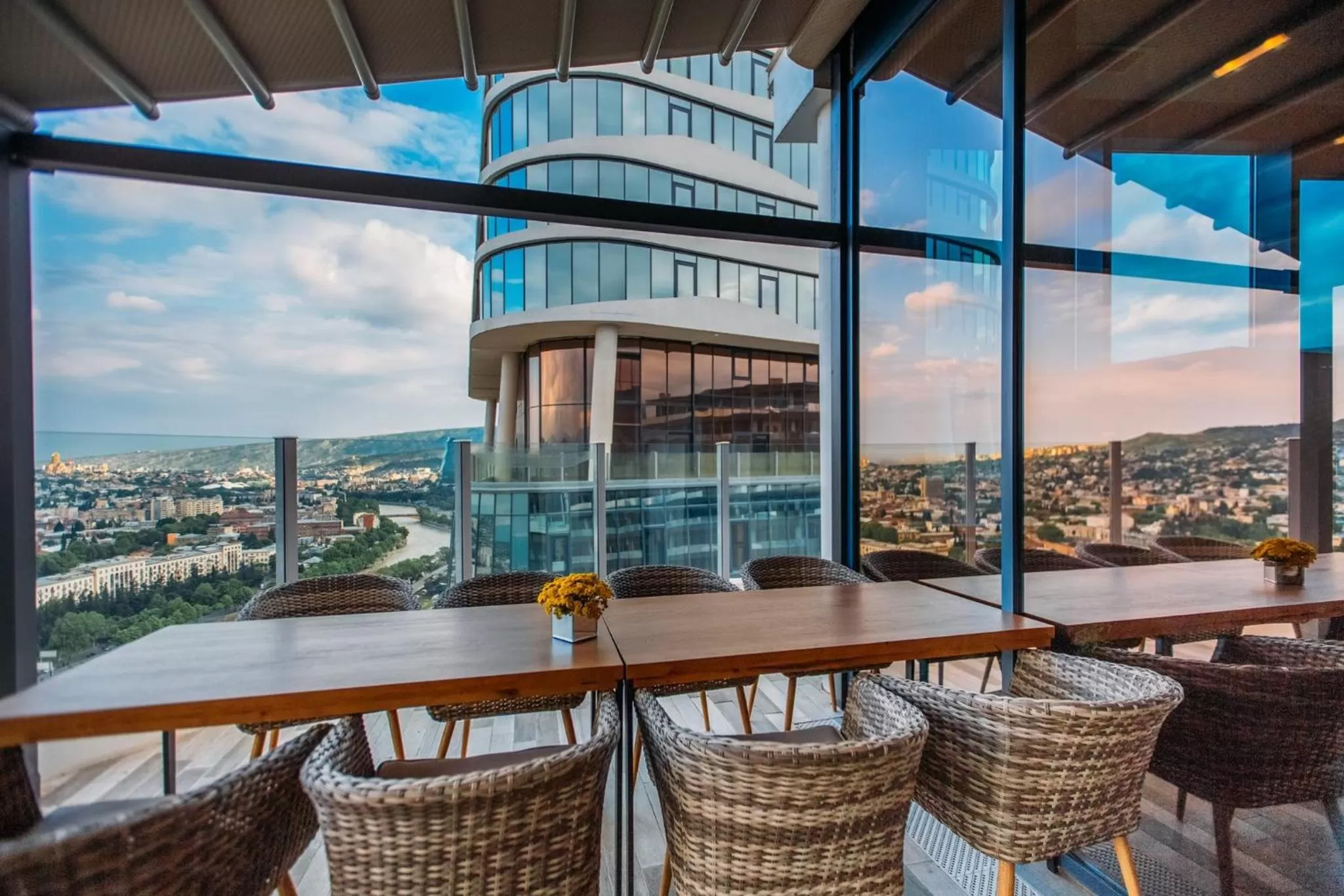 Restaurant/places to eat in Meta Business Hotel By King David