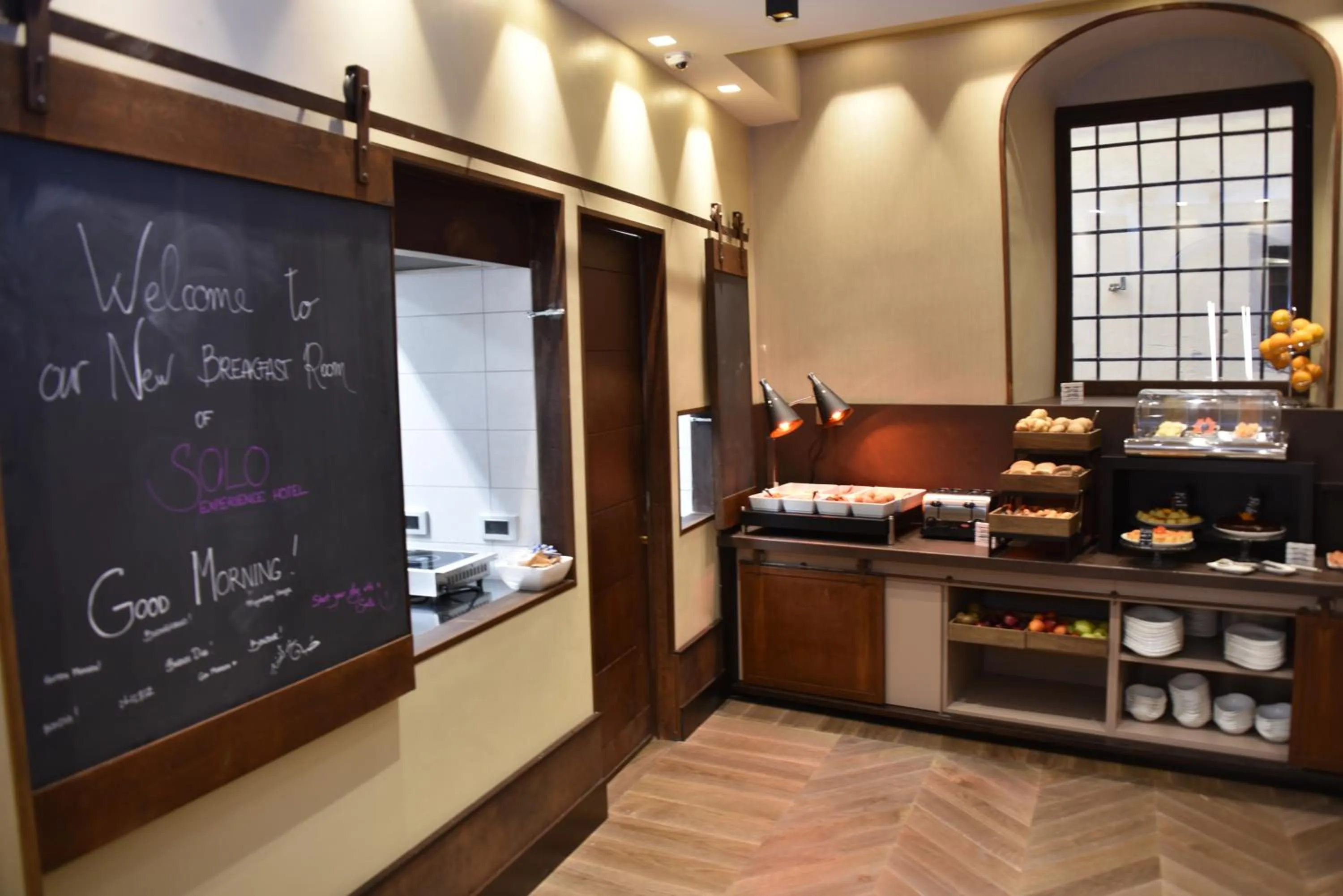 Restaurant/places to eat in Solo Experience Hotel