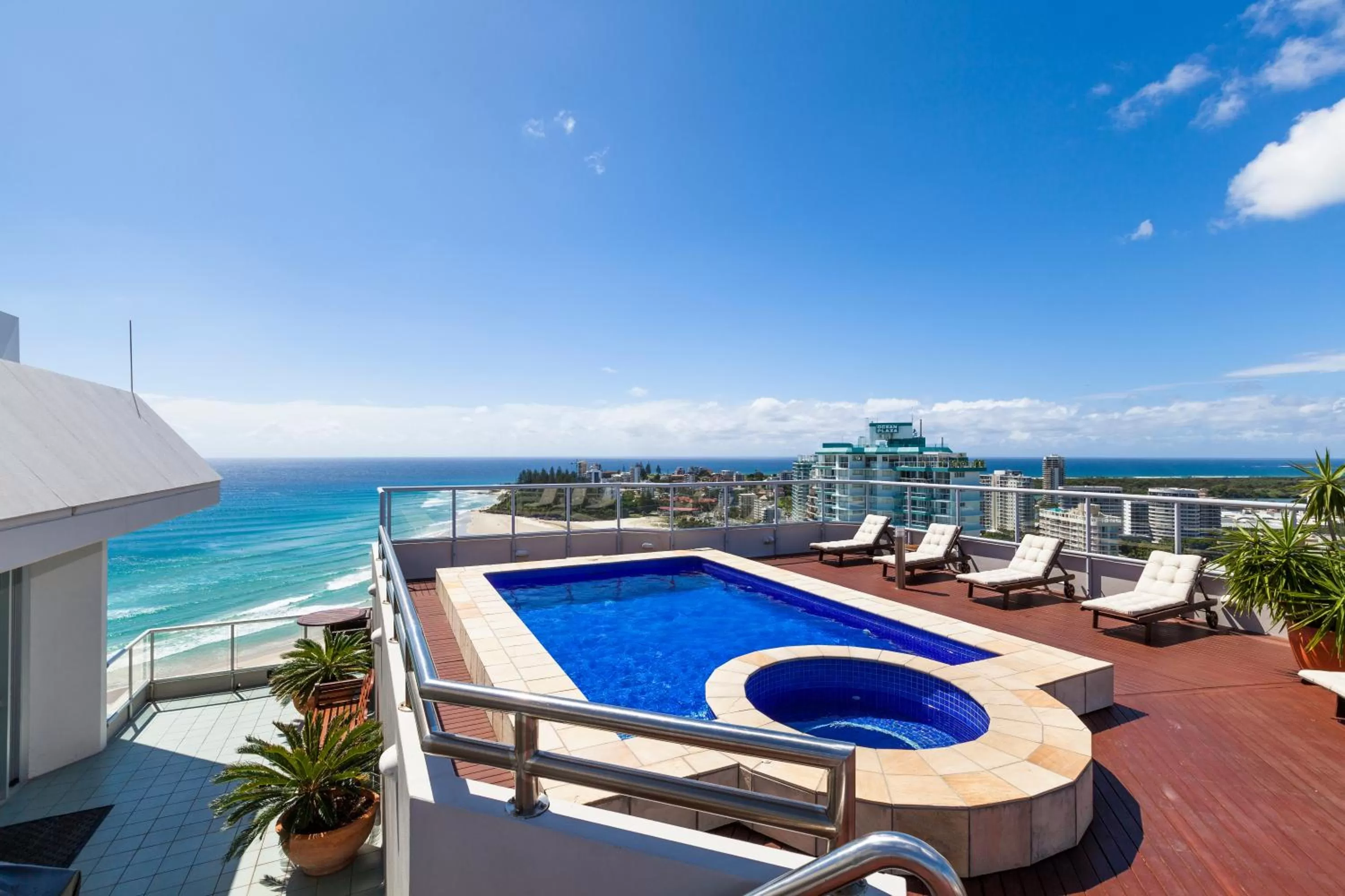 Swimming pool in ULTIQA Points North