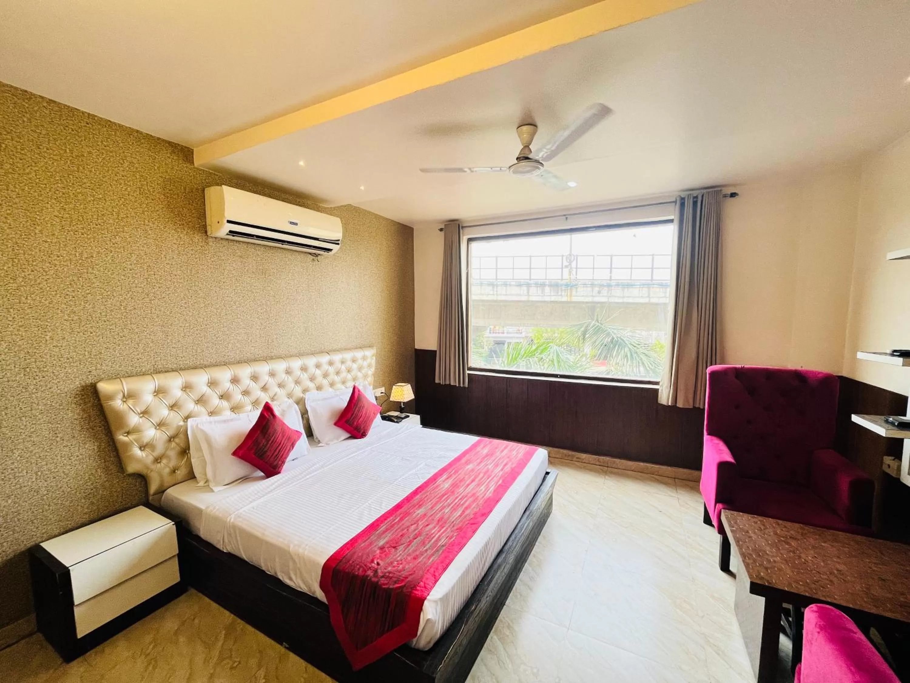Bed in Hotel The Leaf - Gomti Nagar Lucknow