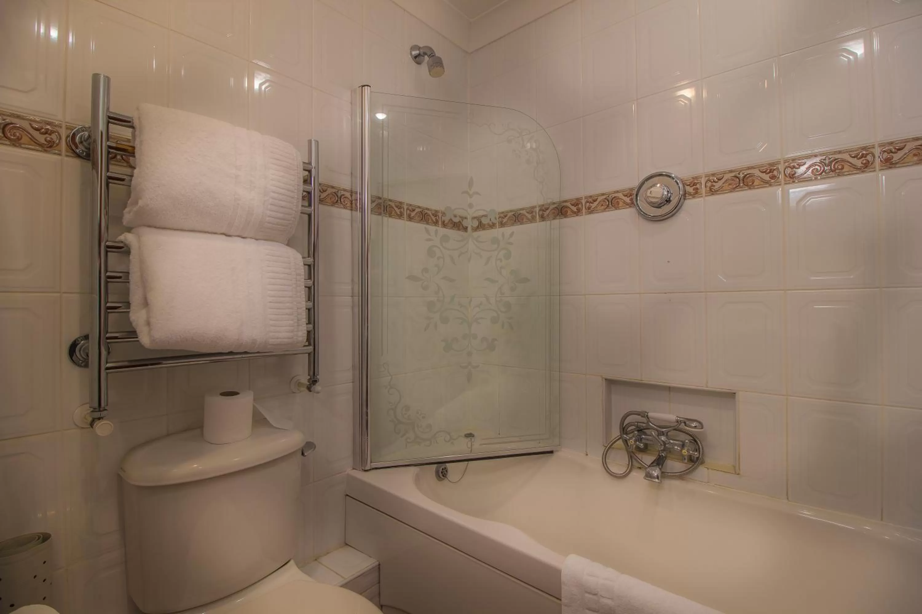 Bathroom in The Three Swans Hotel, Market Harborough, Leicestershire - The Coaching Inn Group