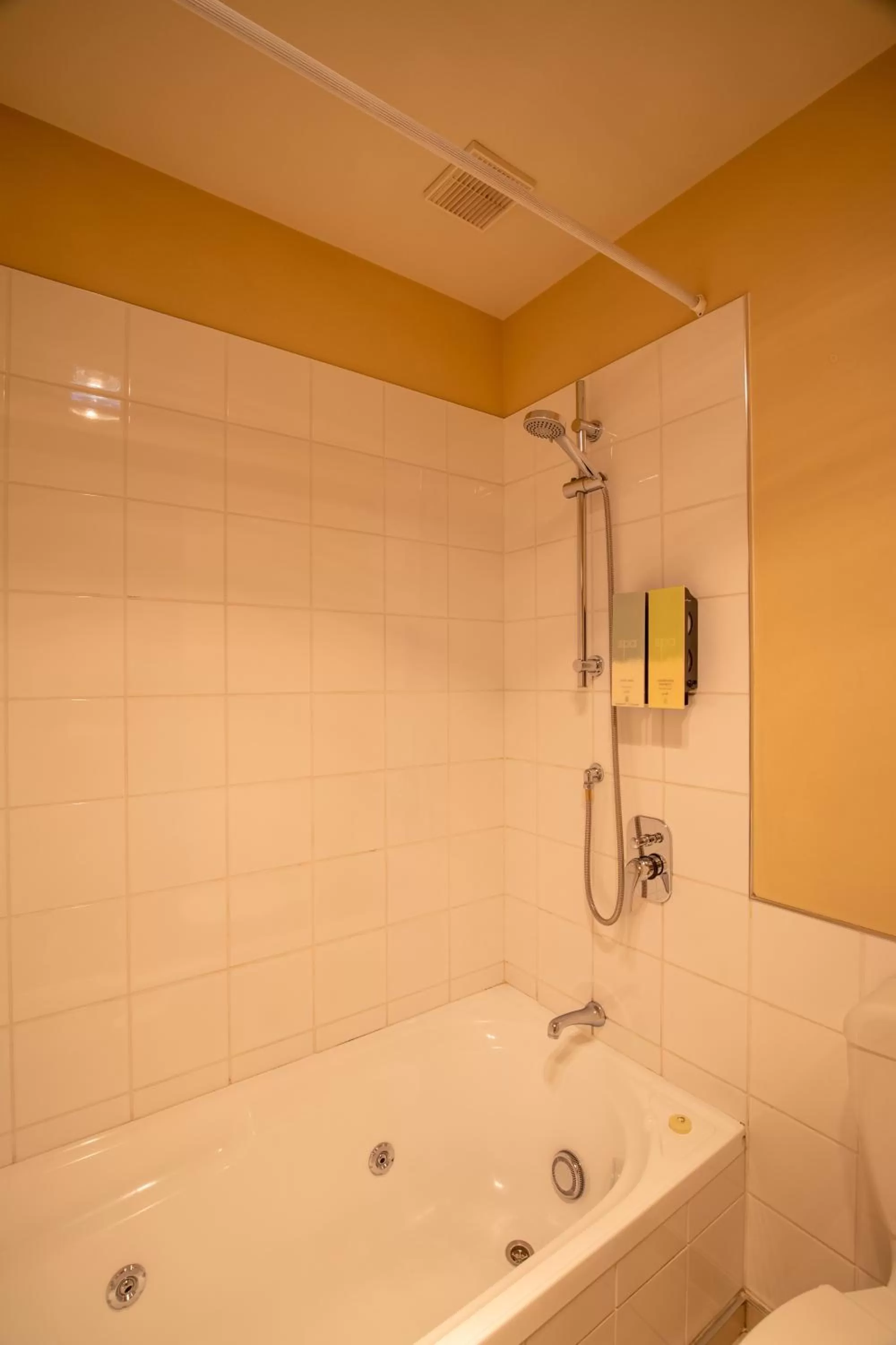 Hot Tub in Abbella Lodge Motel