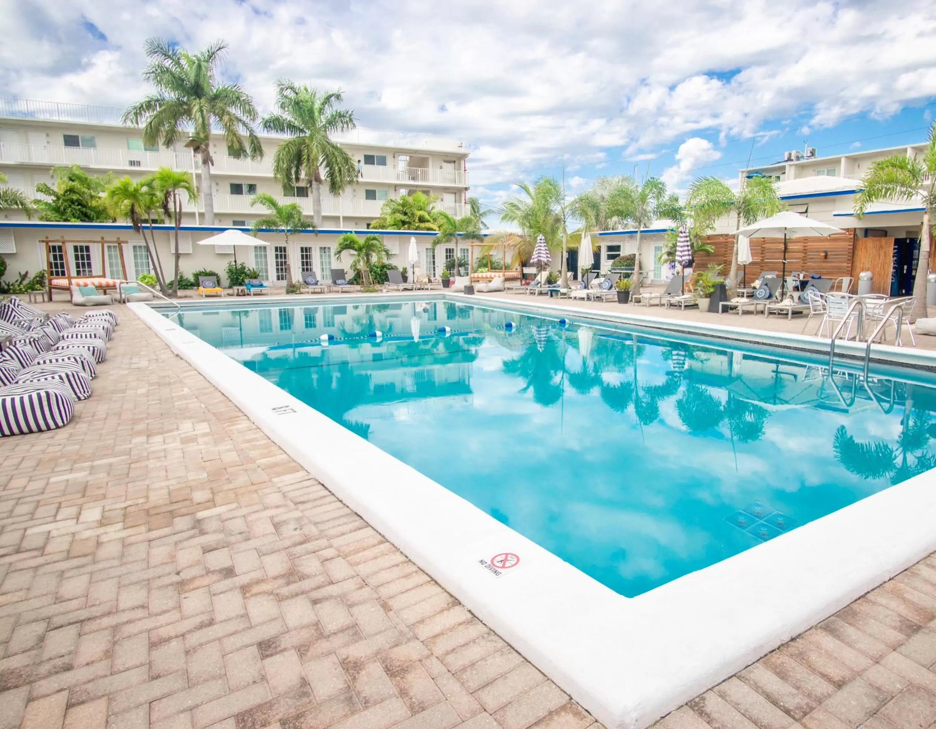 Swimming pool in Skipjack Resort & Marina