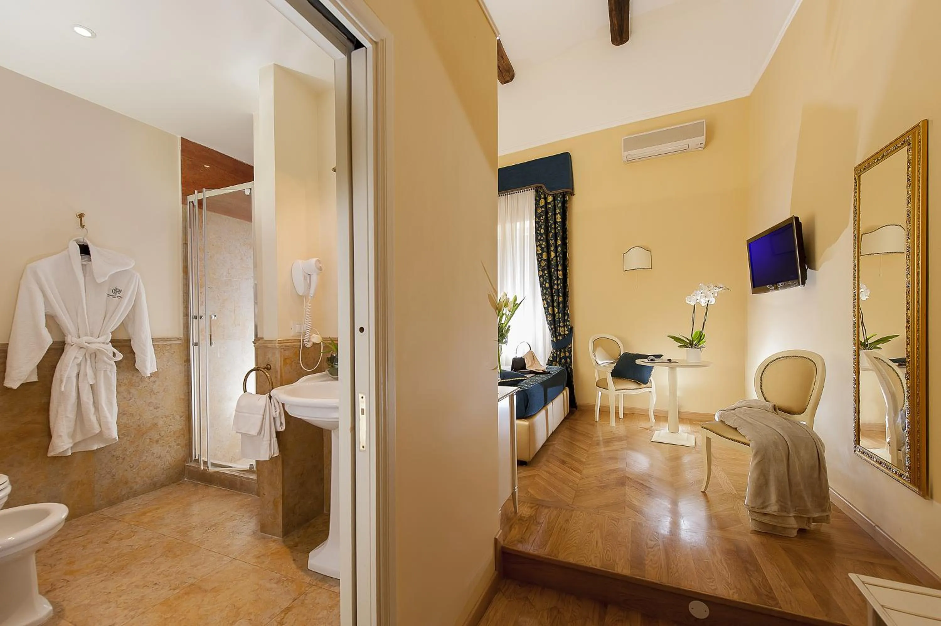 Decorative detail in Dimora Degli Dei