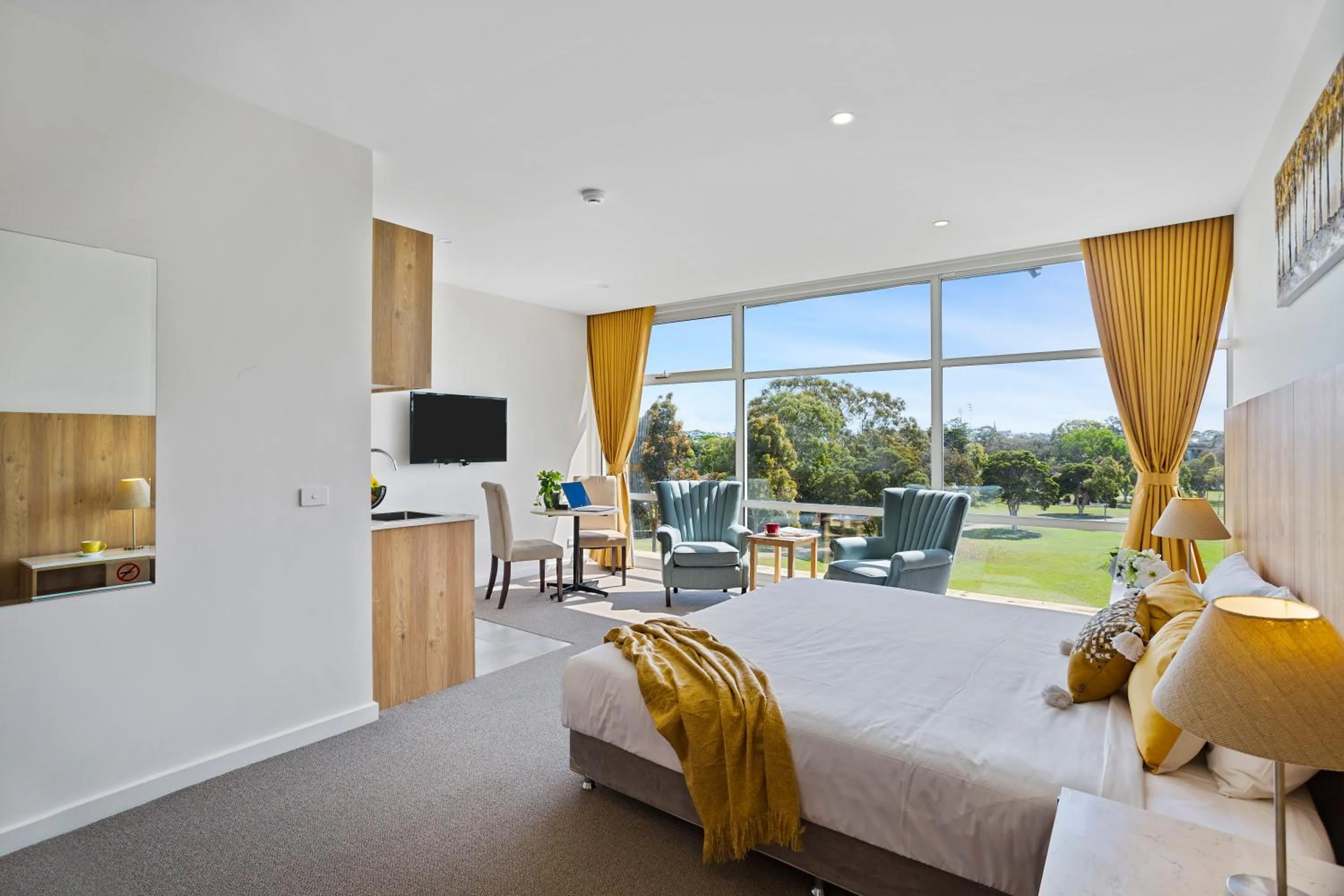 Bed in Parkside Motel Geelong