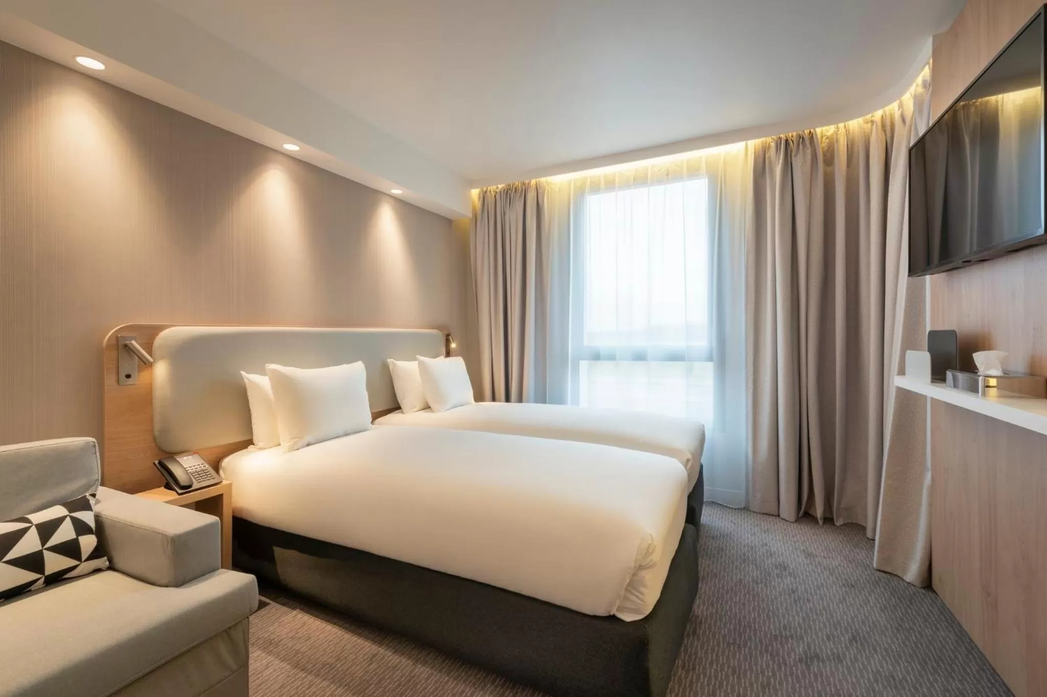 Photo of the whole room, Bed in Holiday Inn Express - Marne-la-Vallée Val d'Europe by IHG