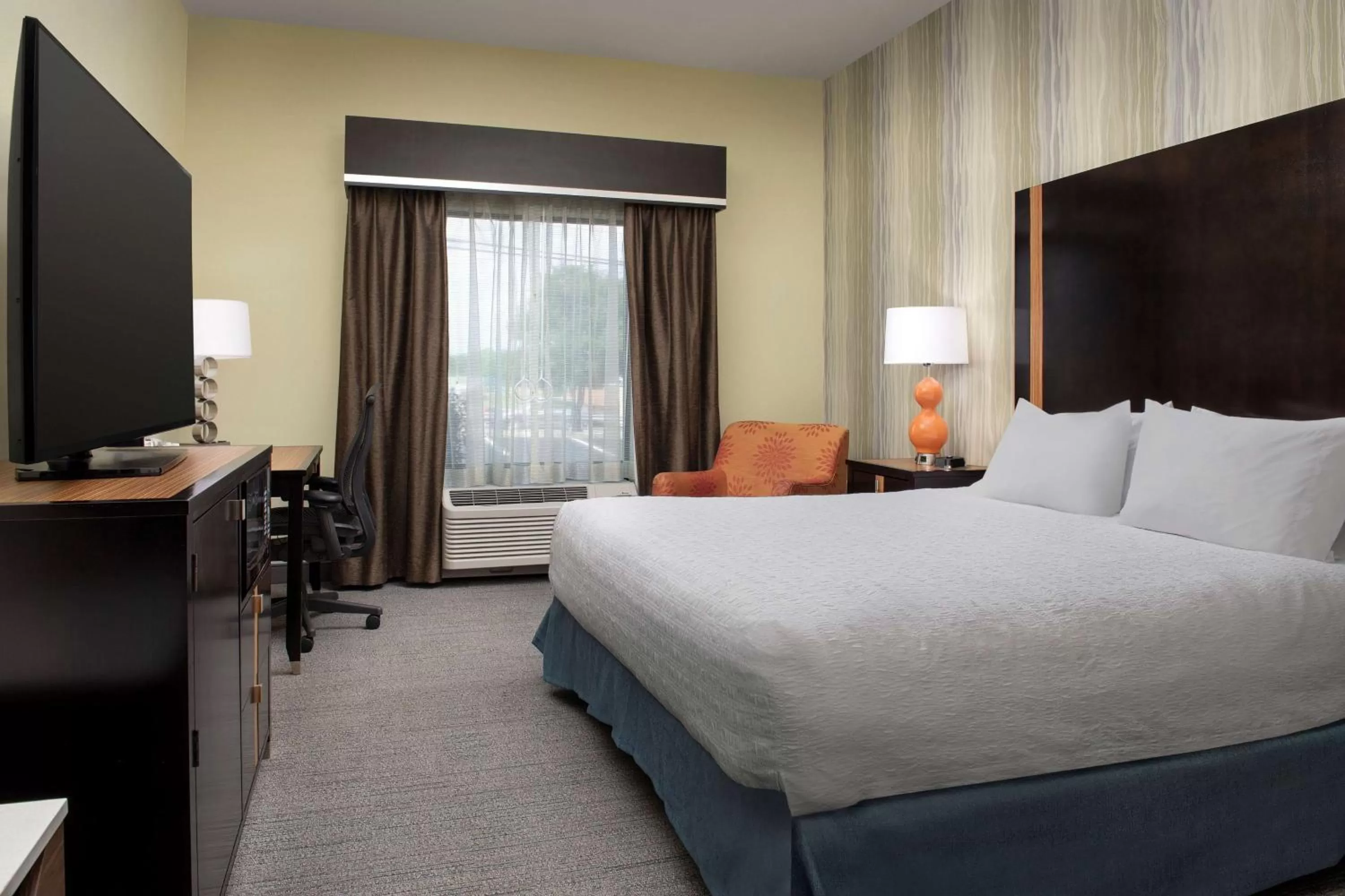 Bedroom, Bed in Hampton Inn Knoxville Clinton I-75