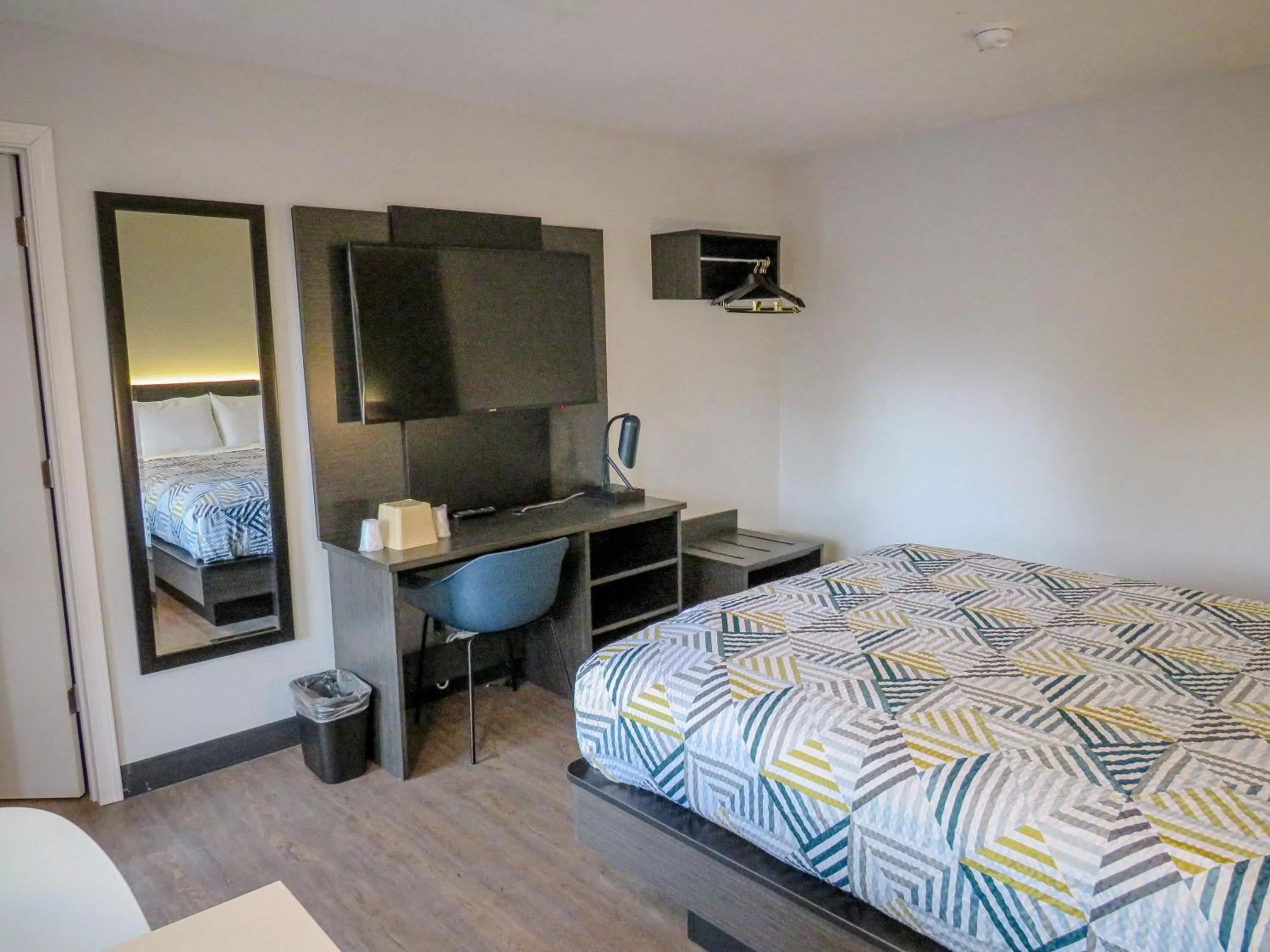 Photo of the whole room, Bed in Motel 6 Tigard, Or - Portland Southwest