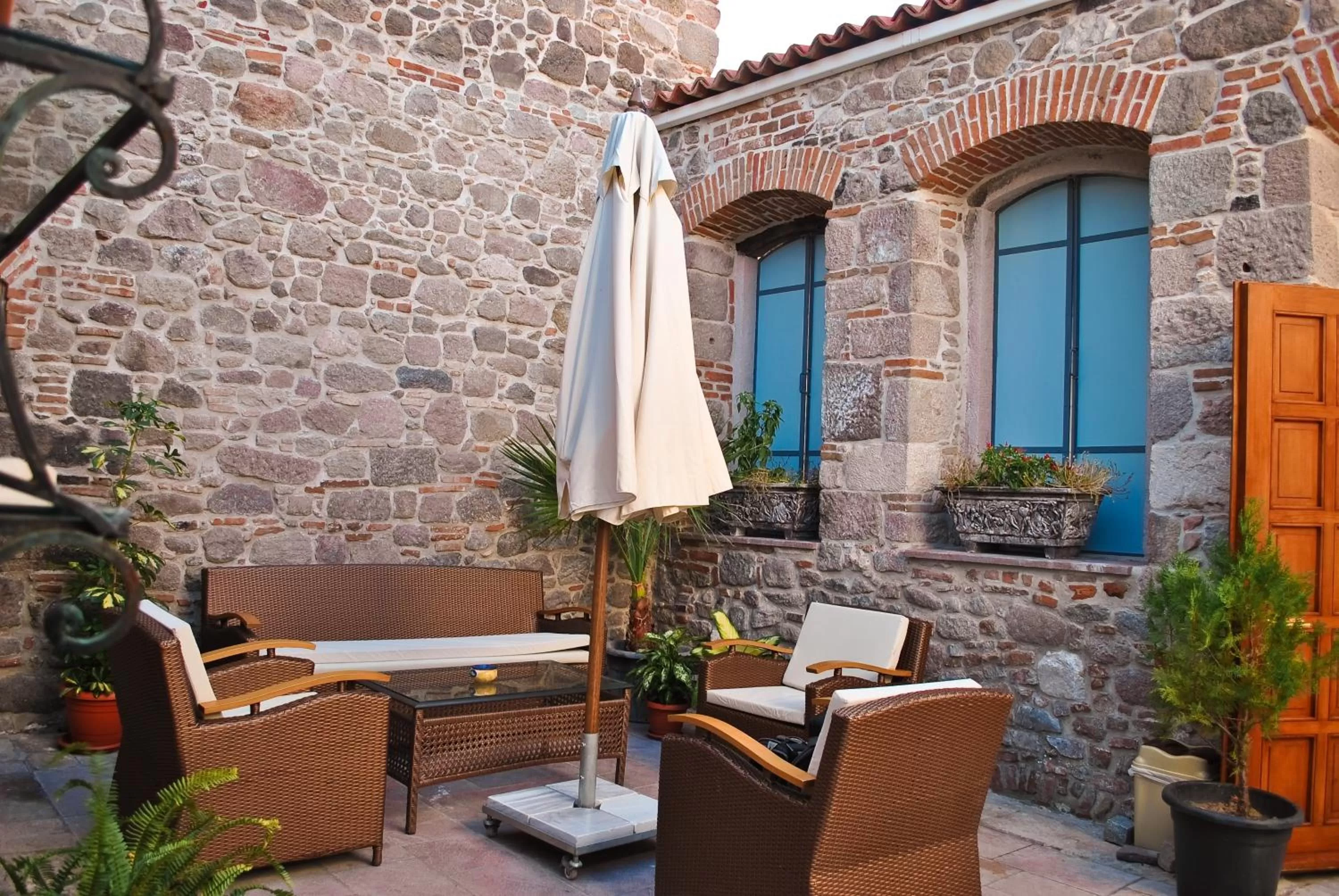 Communal lounge/ TV room in Hera Hotel