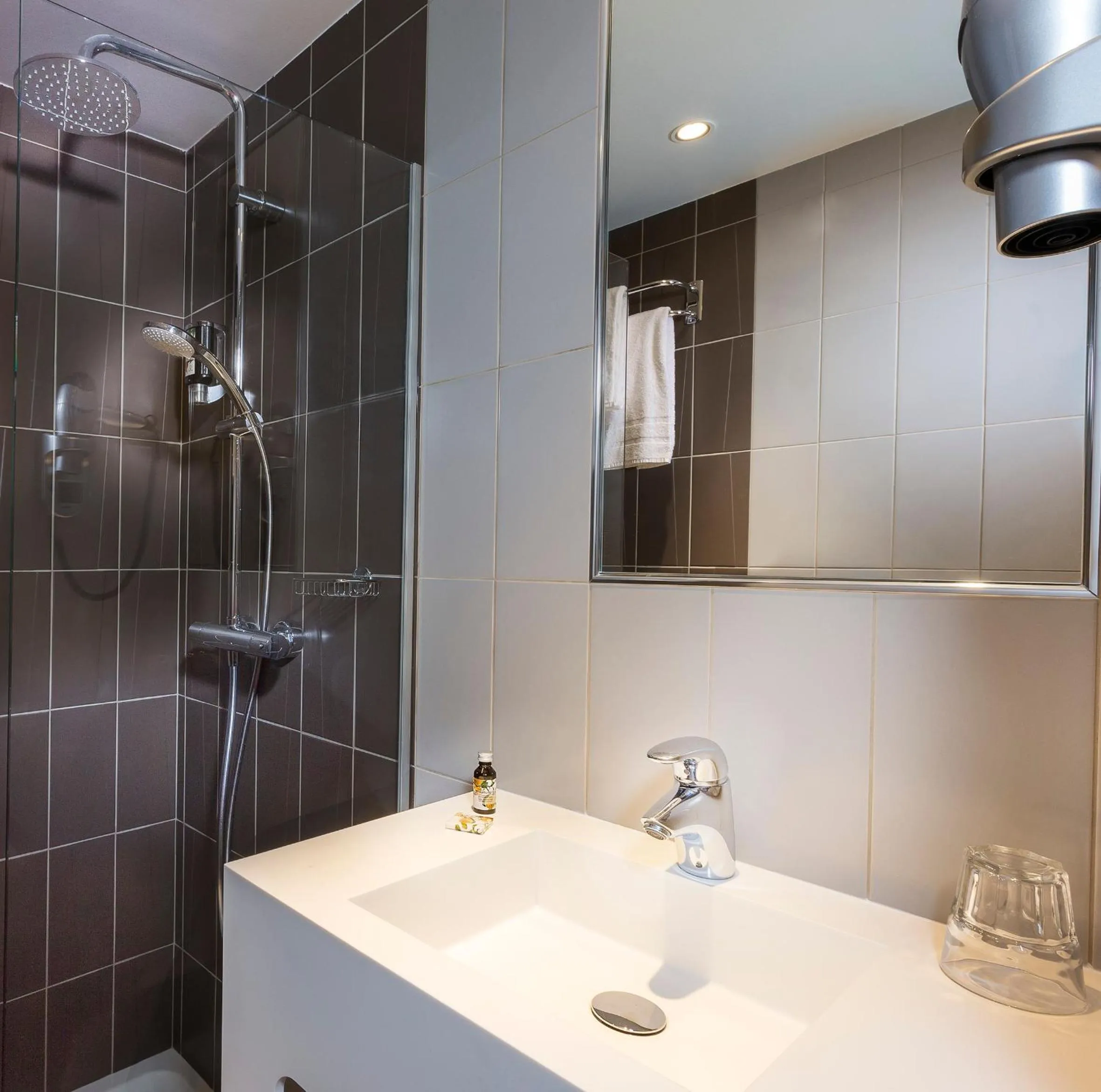 Bathroom in Hotel Concortel Paris