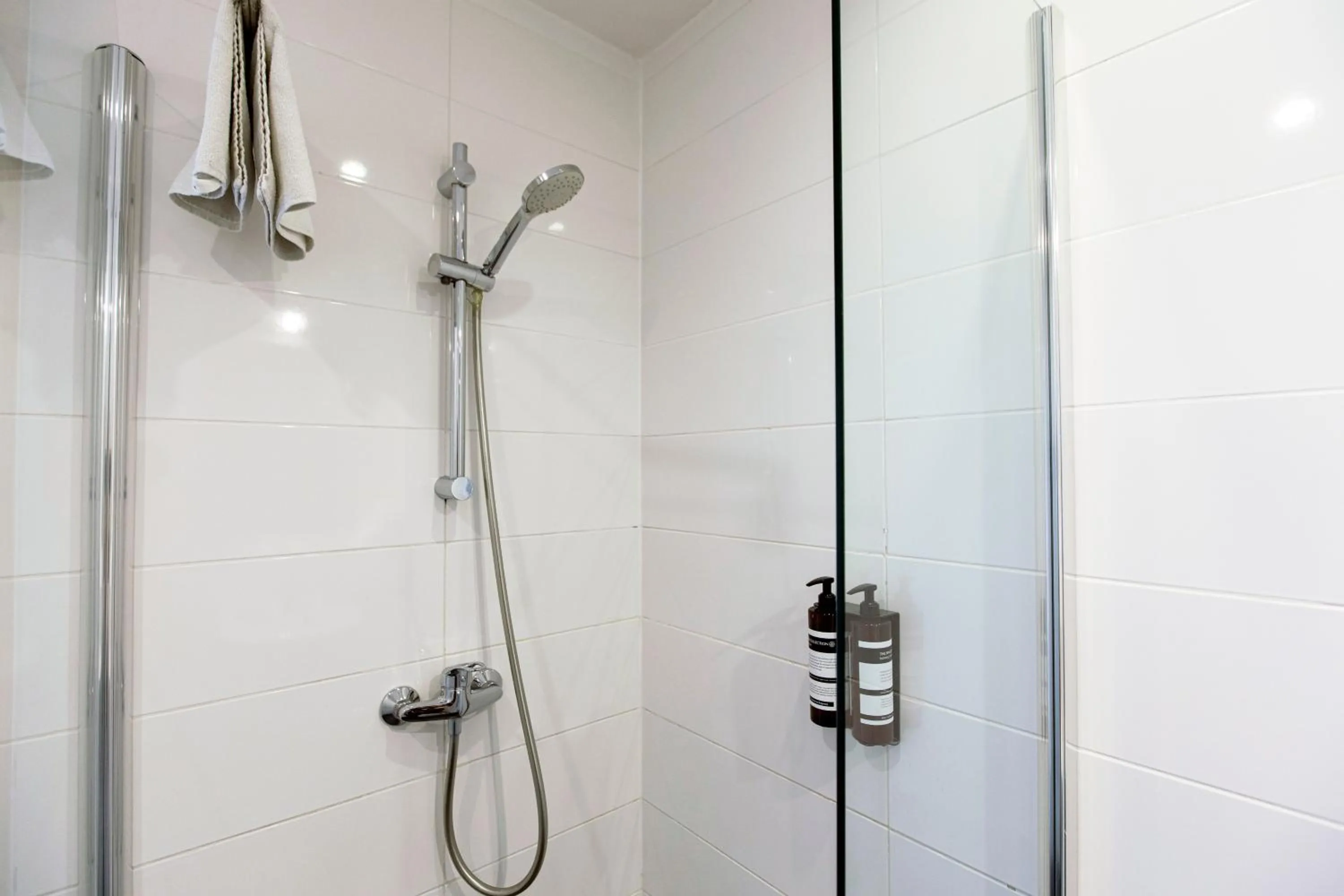 Shower in Quentin Arrive Hotel