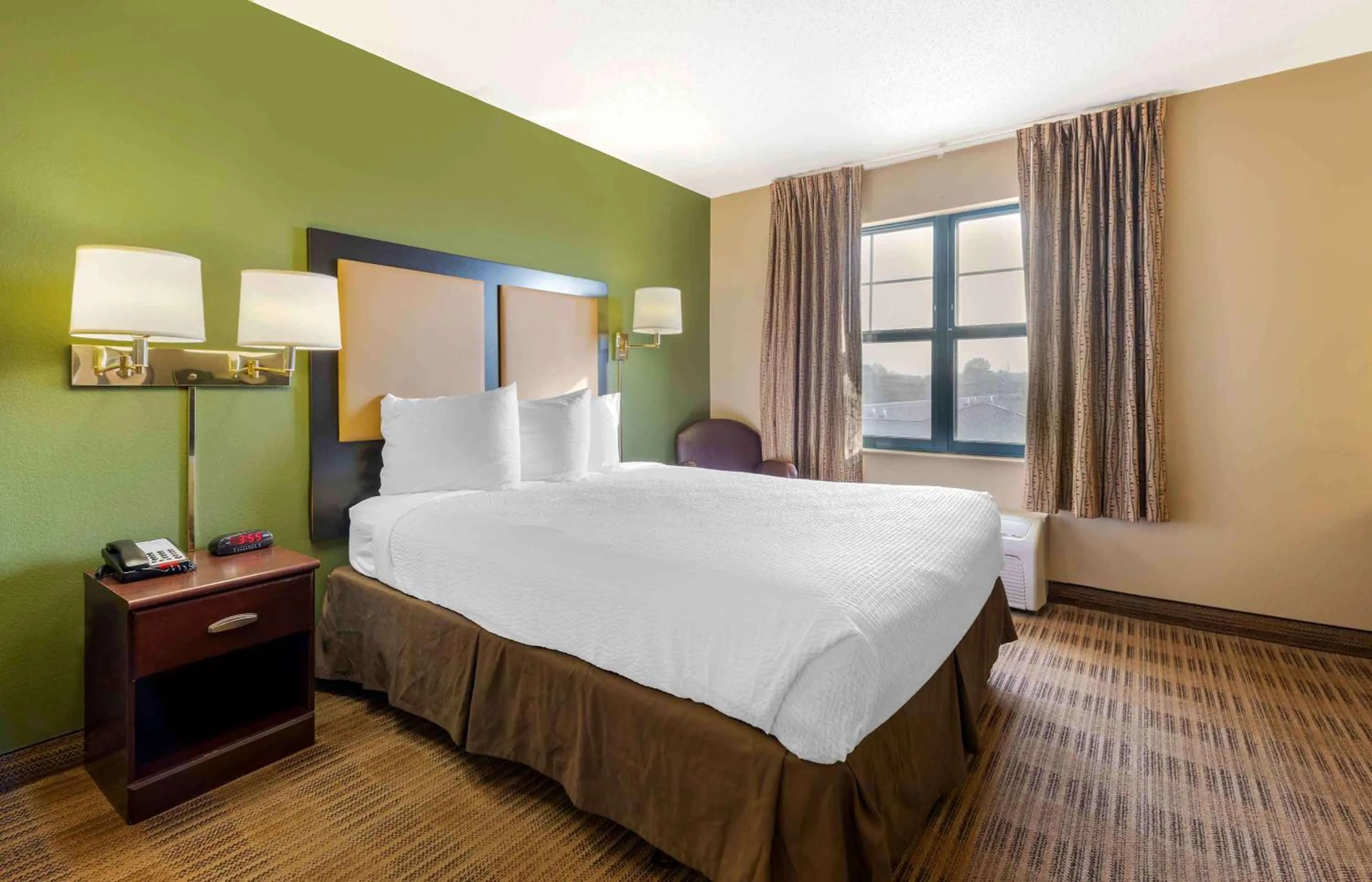 Bed in MainStay Suites Rochester South Mayo Clinic