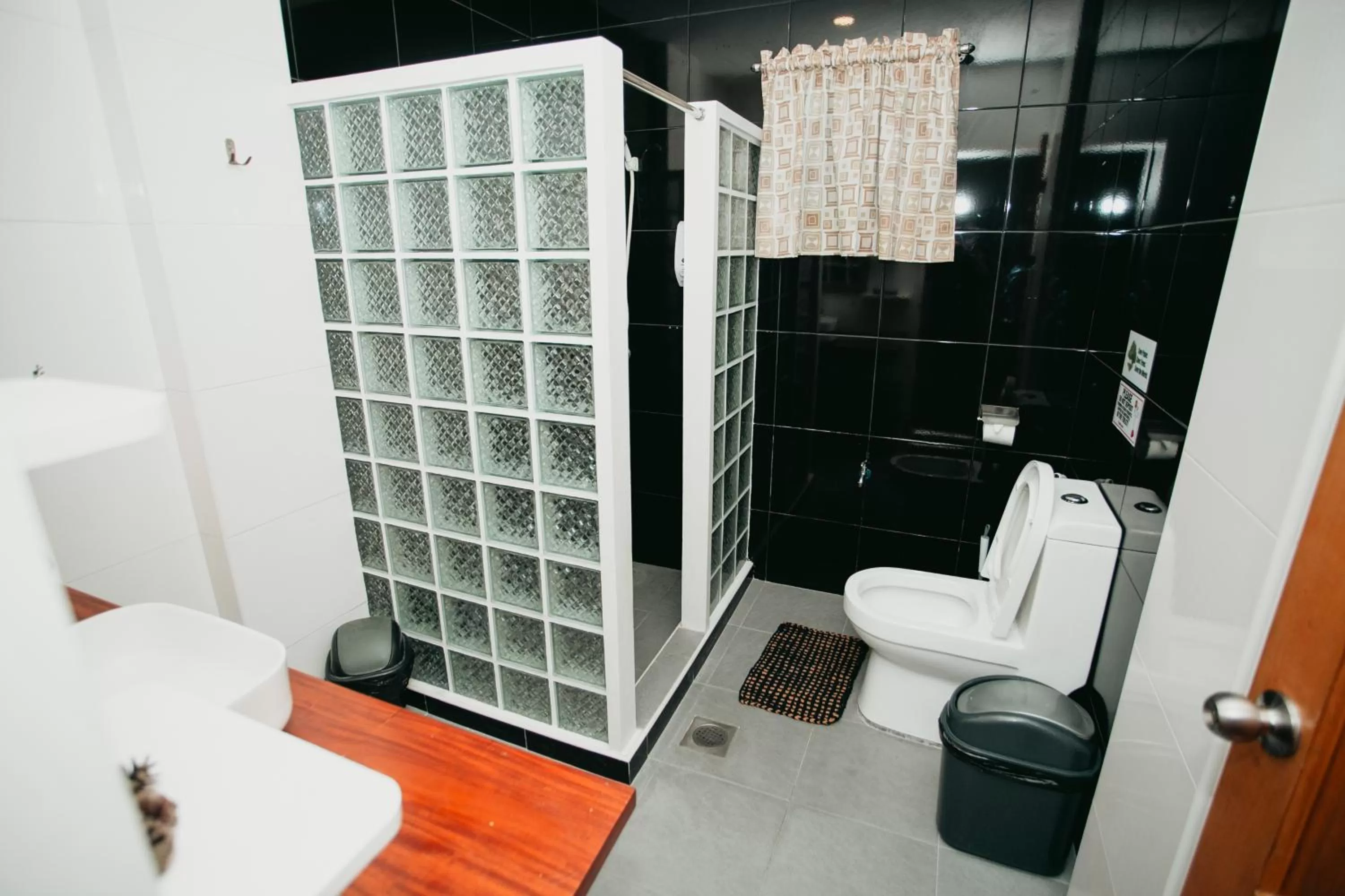 Toilet in Kingswick Residences & Lodge