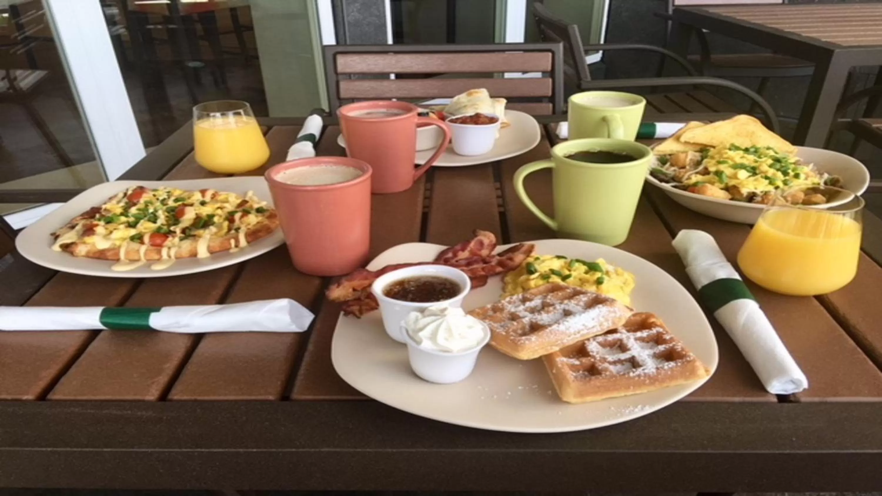 Restaurant/places to eat in Holiday Inn Tacoma Mall by IHG