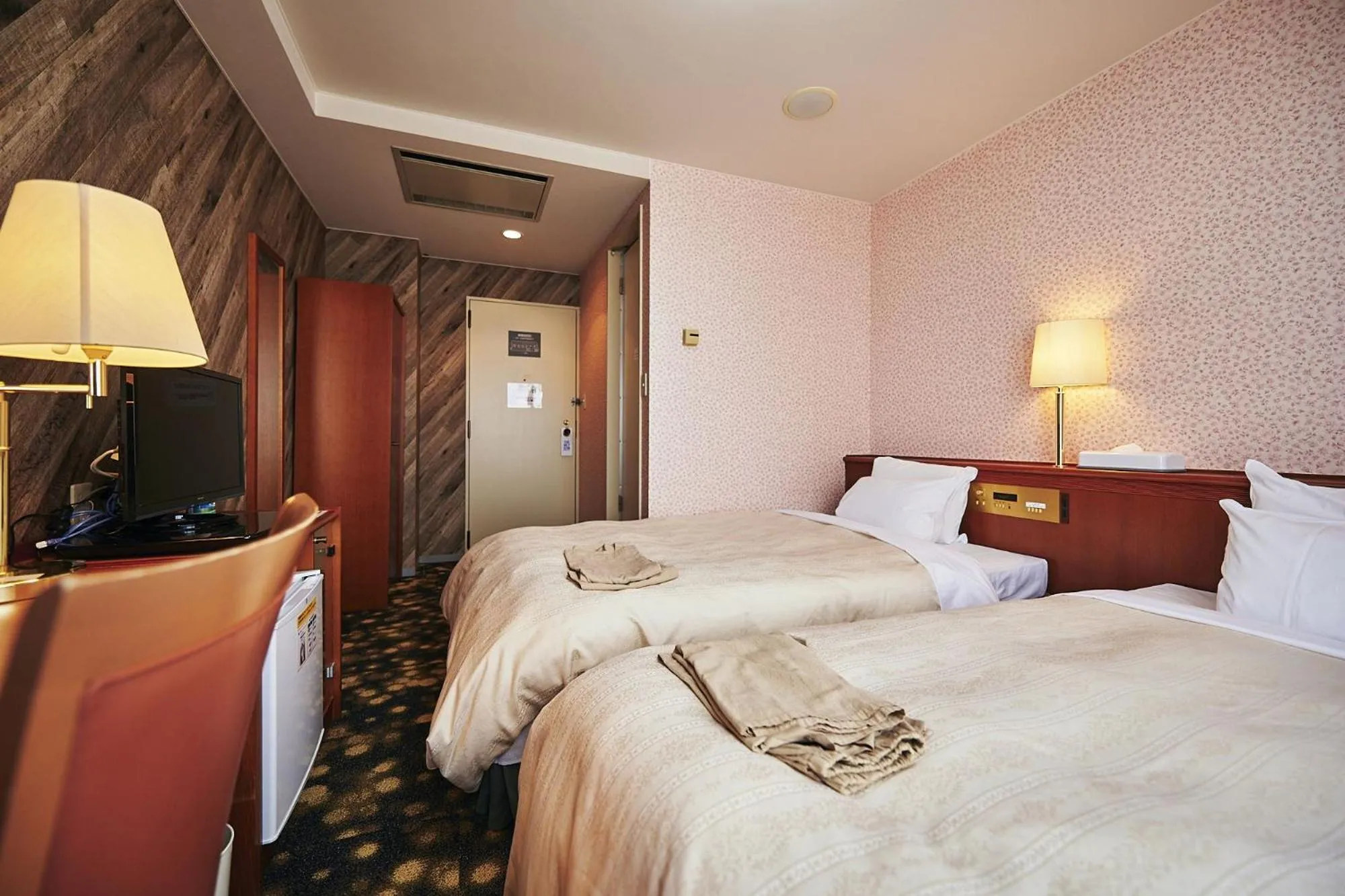 Bed in Annex Royal Hotel