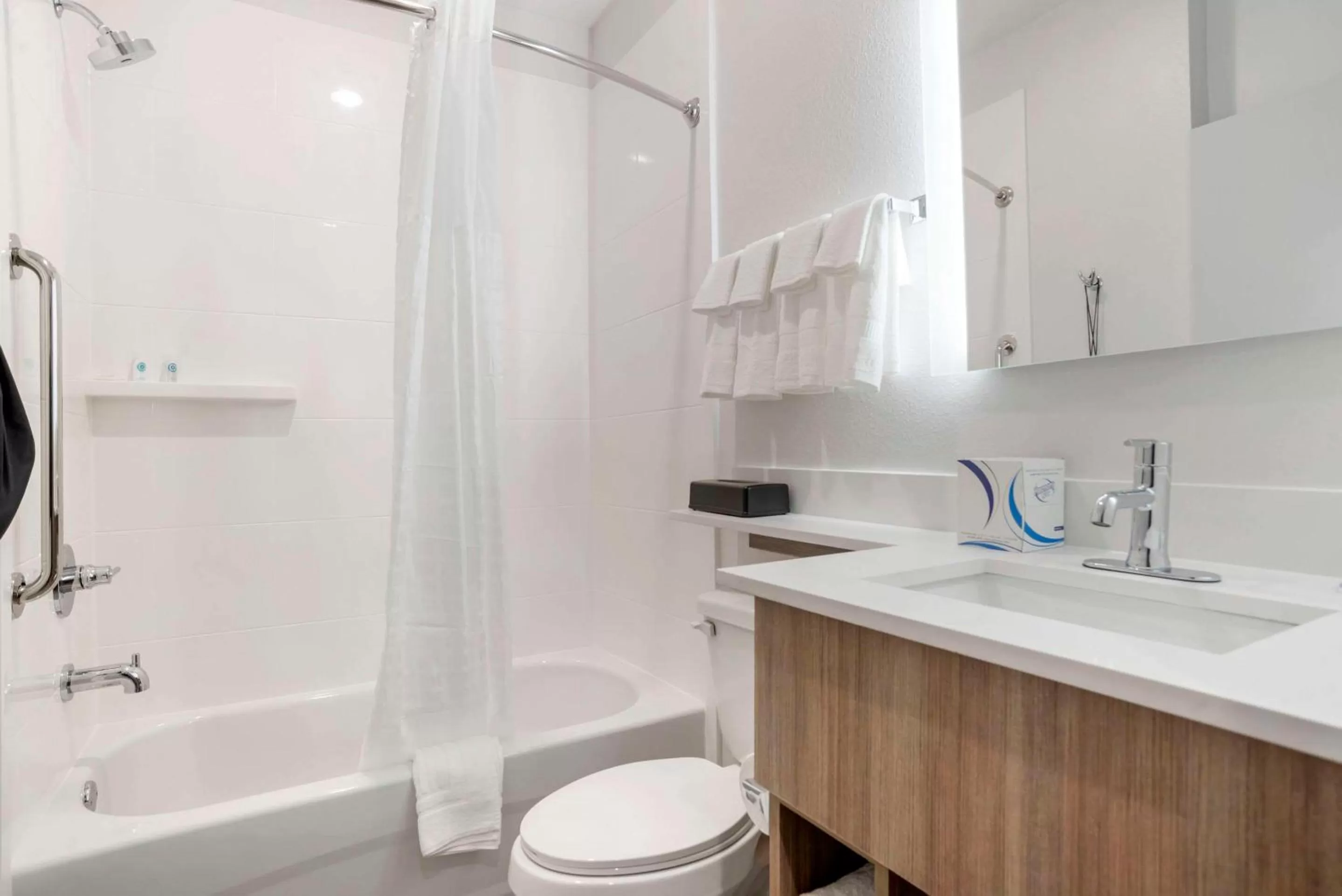 Bedroom in Comfort Inn & Suites Destin near Henderson Beach