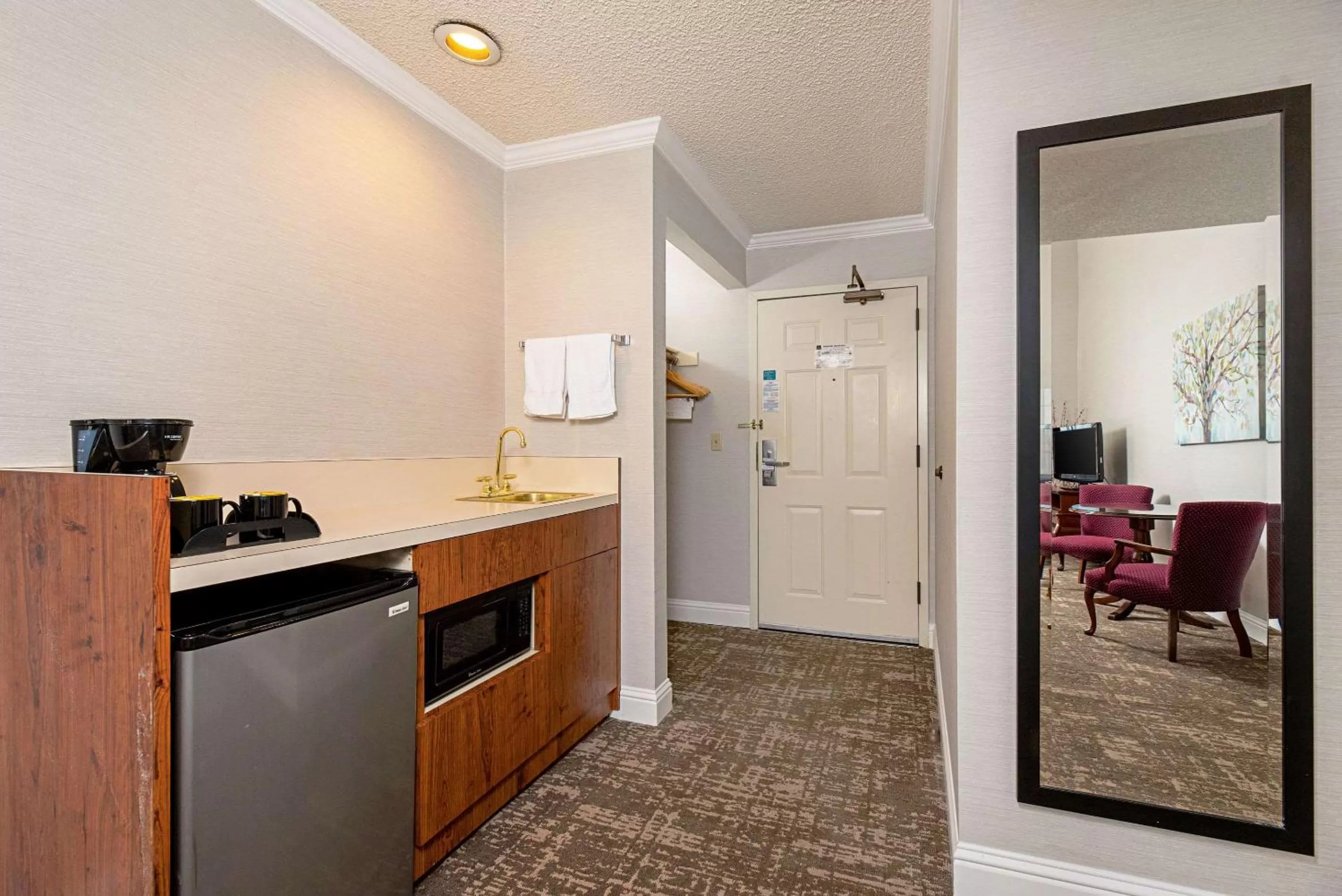 Bedroom in Clarion Inn Silicon Valley