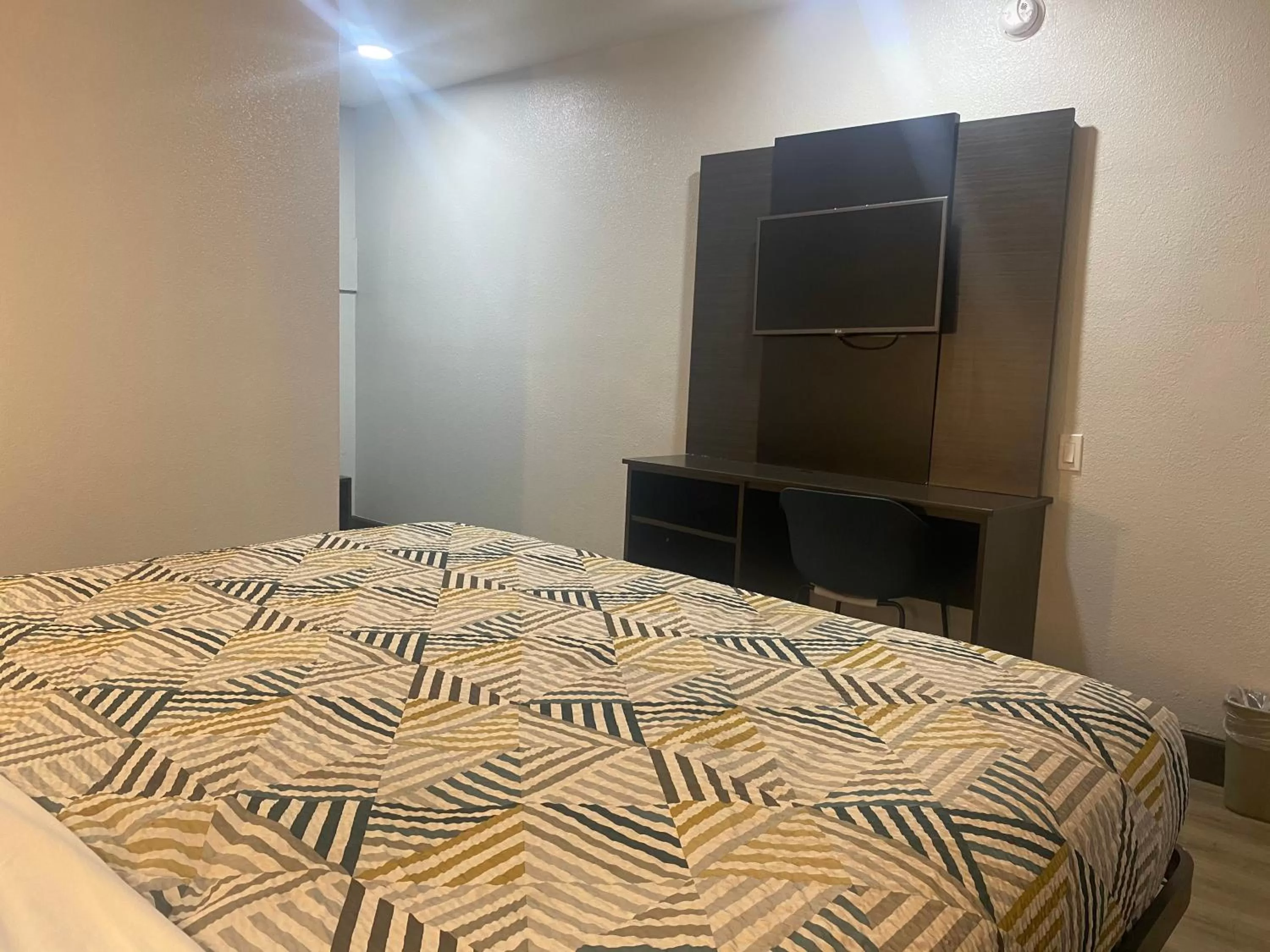 TV and multimedia, Bed in Motel 6-San Bernardino, CA - South