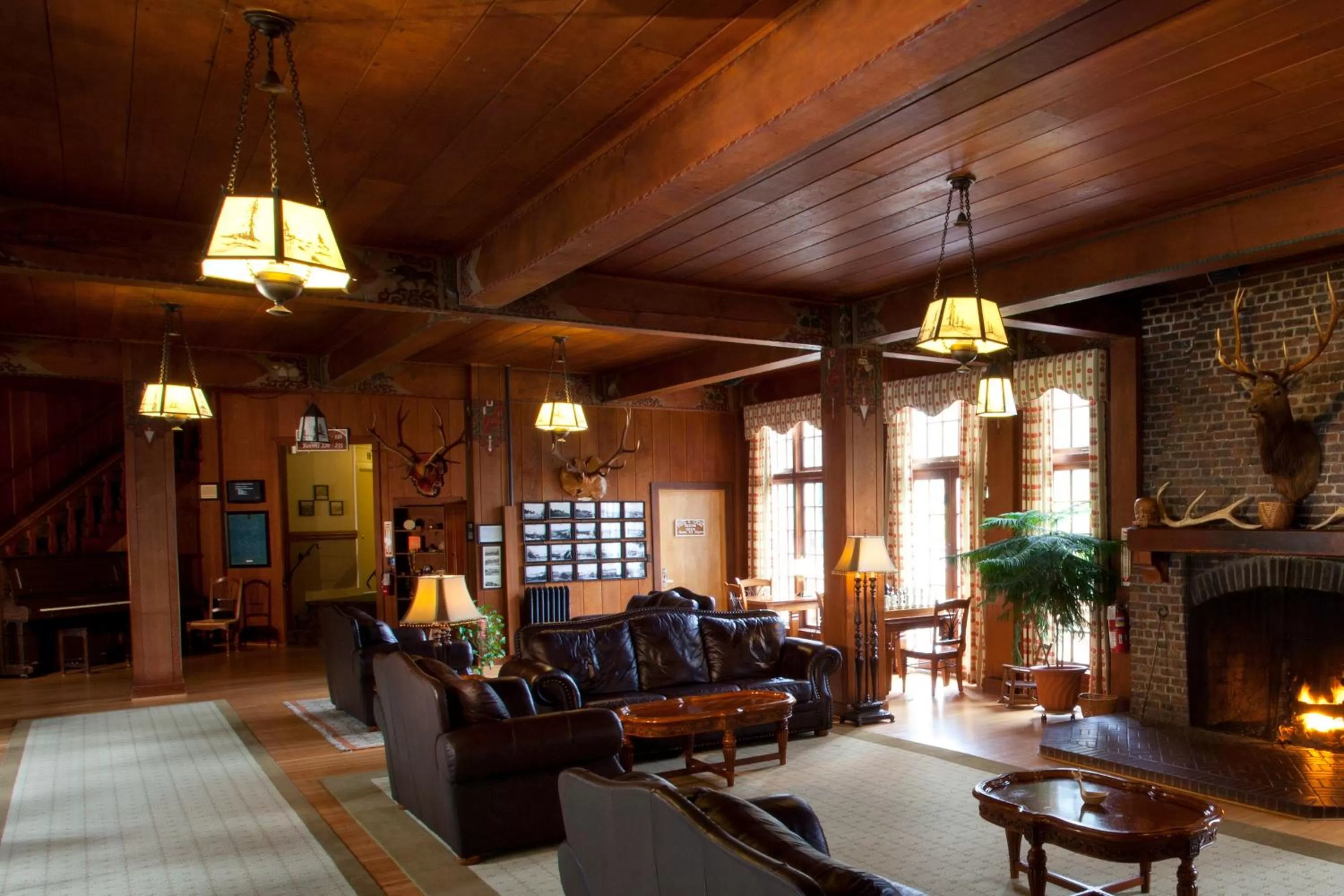 Communal lounge/ TV room in Lake Quinault Lodge