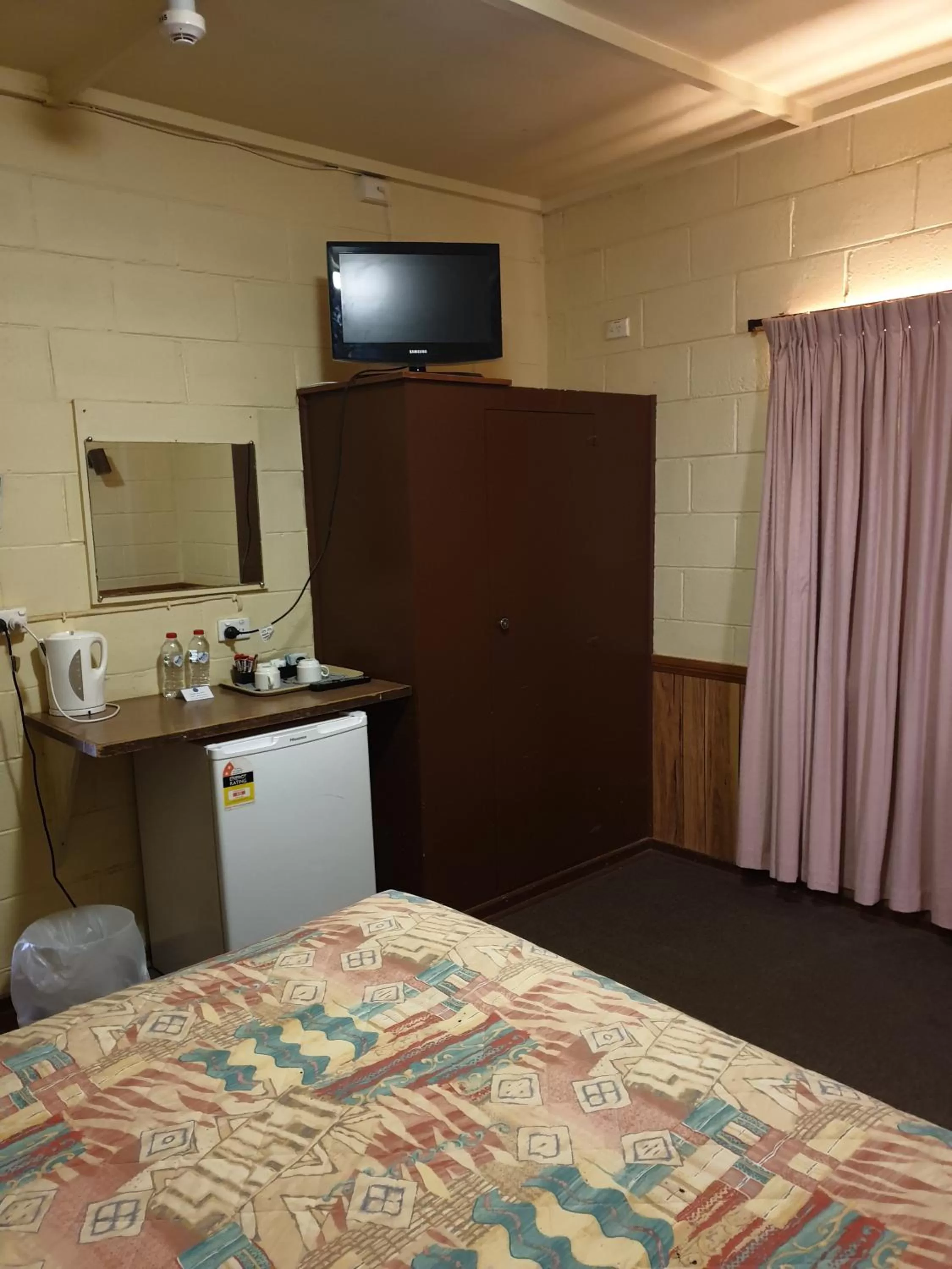 TV and multimedia, Bed in Opal Inn Hotel, Motel, Caravan Park
