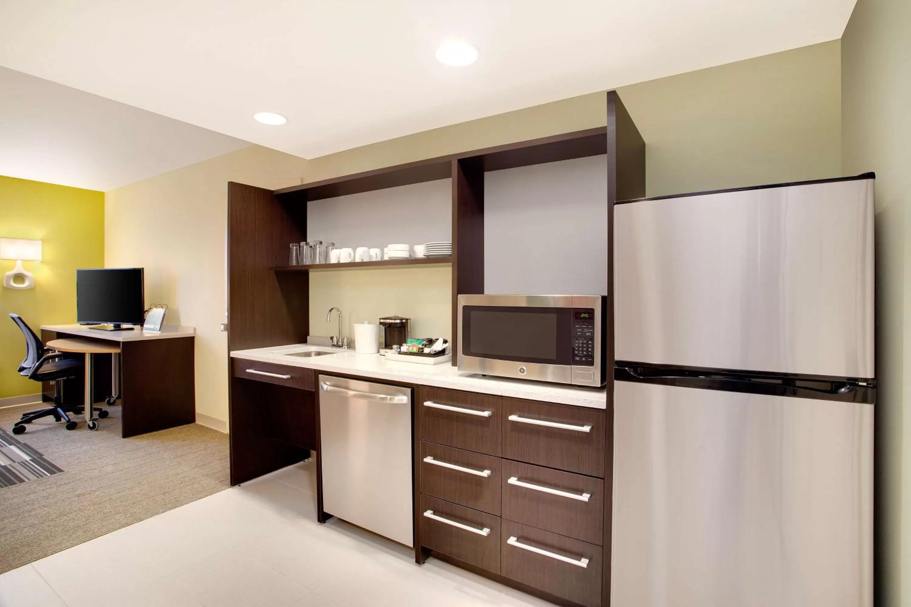 Kitchen or kitchenette in Home2 Suites By Hilton Chicago Schaumburg