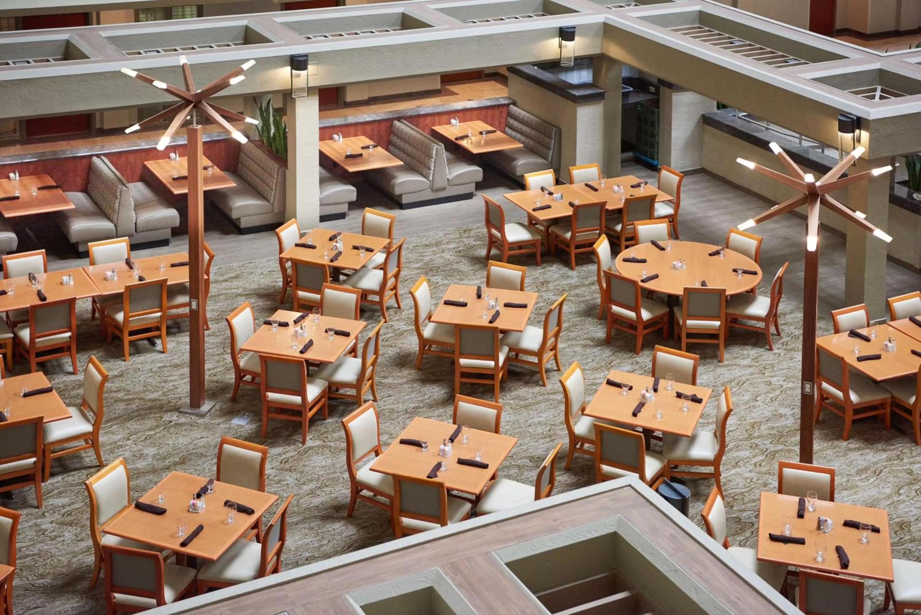 Restaurant/places to eat in DoubleTree by Hilton Fresno Convention Center