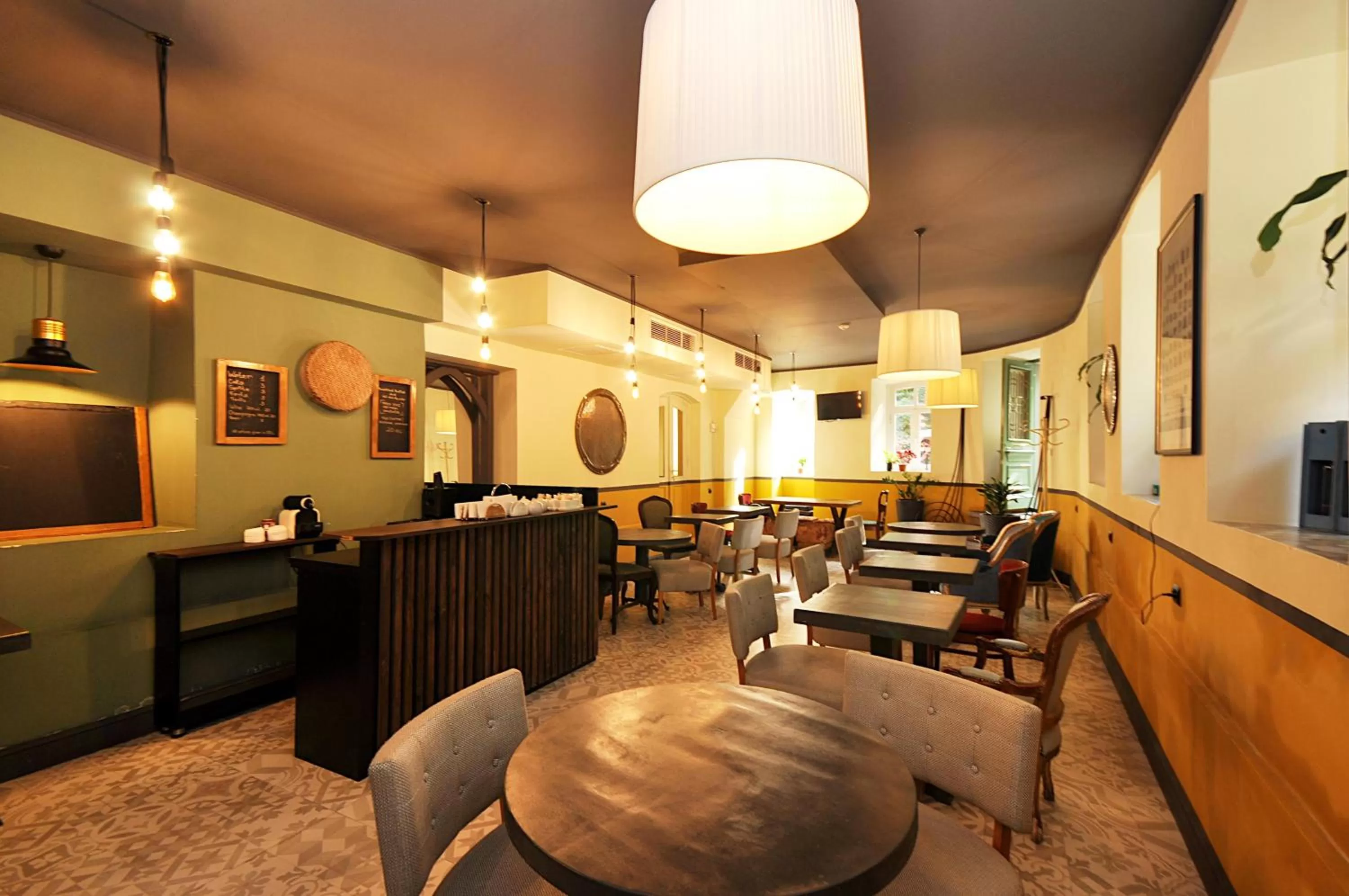 Restaurant/places to eat in Tekla Palace By Urban Hotels