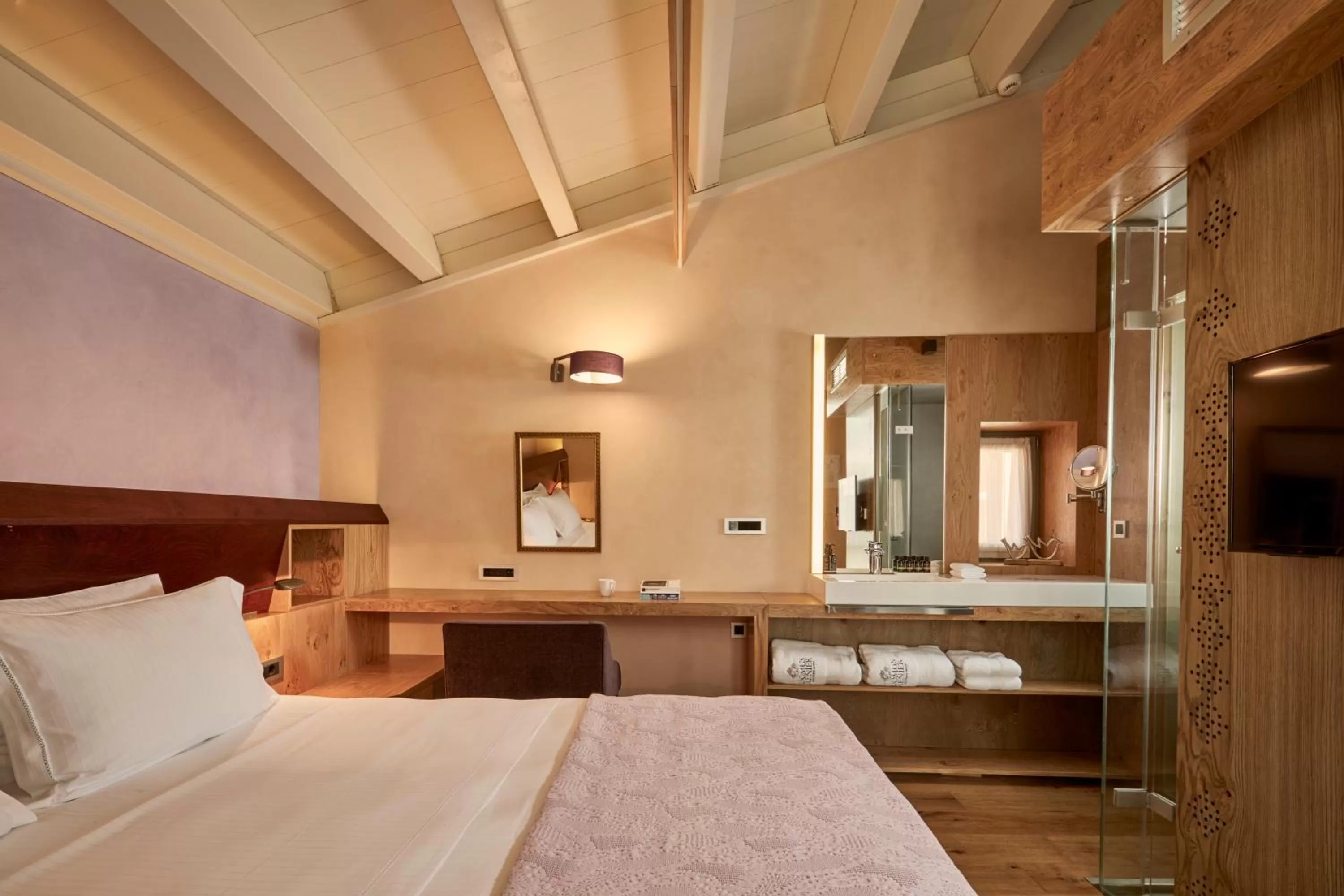 Photo of the whole room, Bed in Domus Renier Boutique Hotel