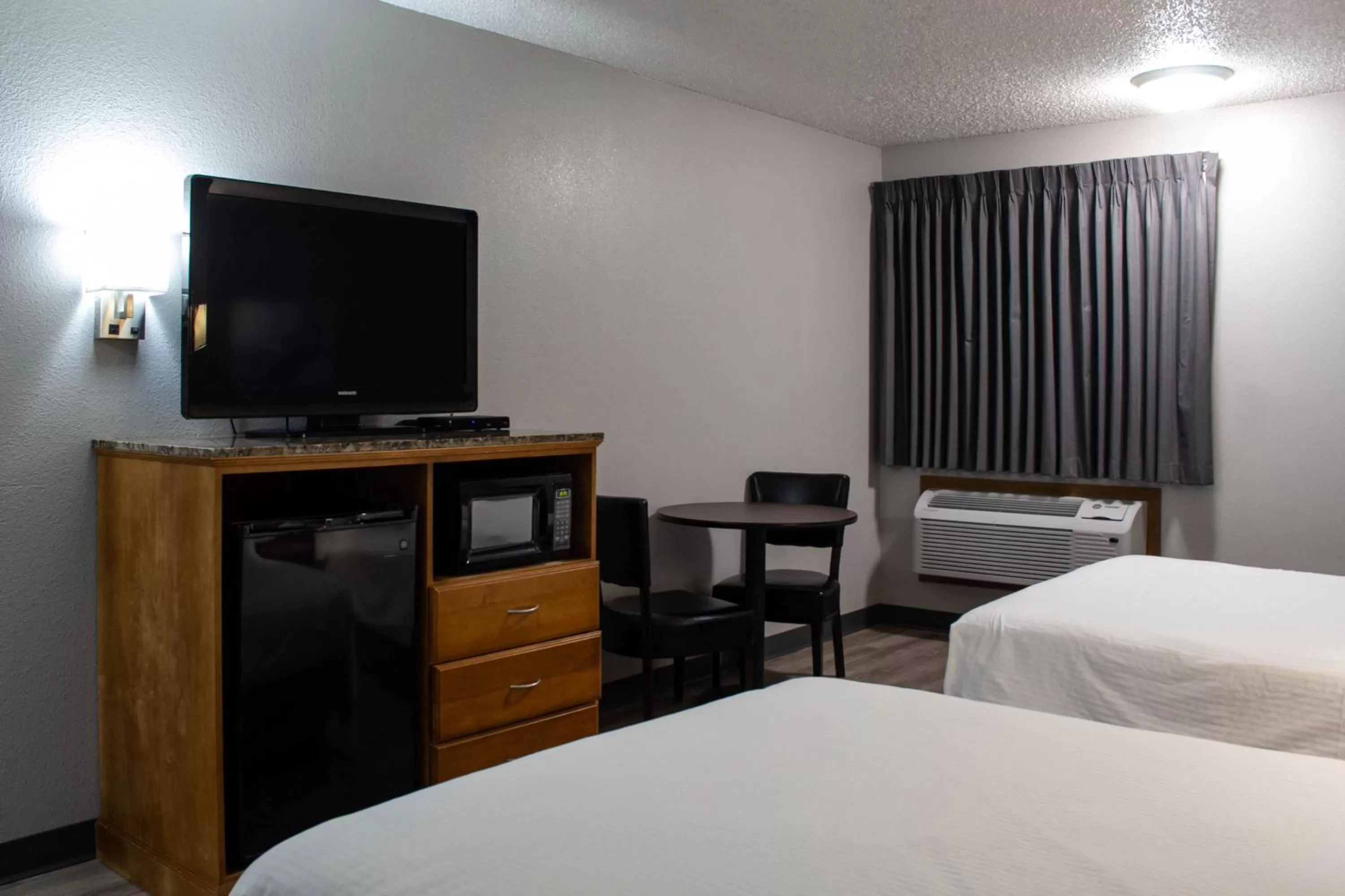 Photo of the whole room, Bed in New Victorian Inn & Suites-Norfolk